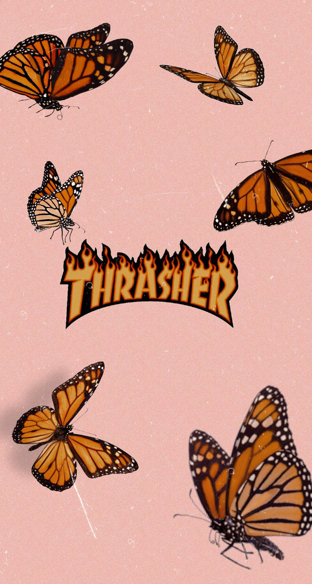 Thrasher 桌布 壁紙 — 帝王蝶在柔軟粉紅色紋理背景上圍繞著火焰般的 Thrasher 標誌飛舞。