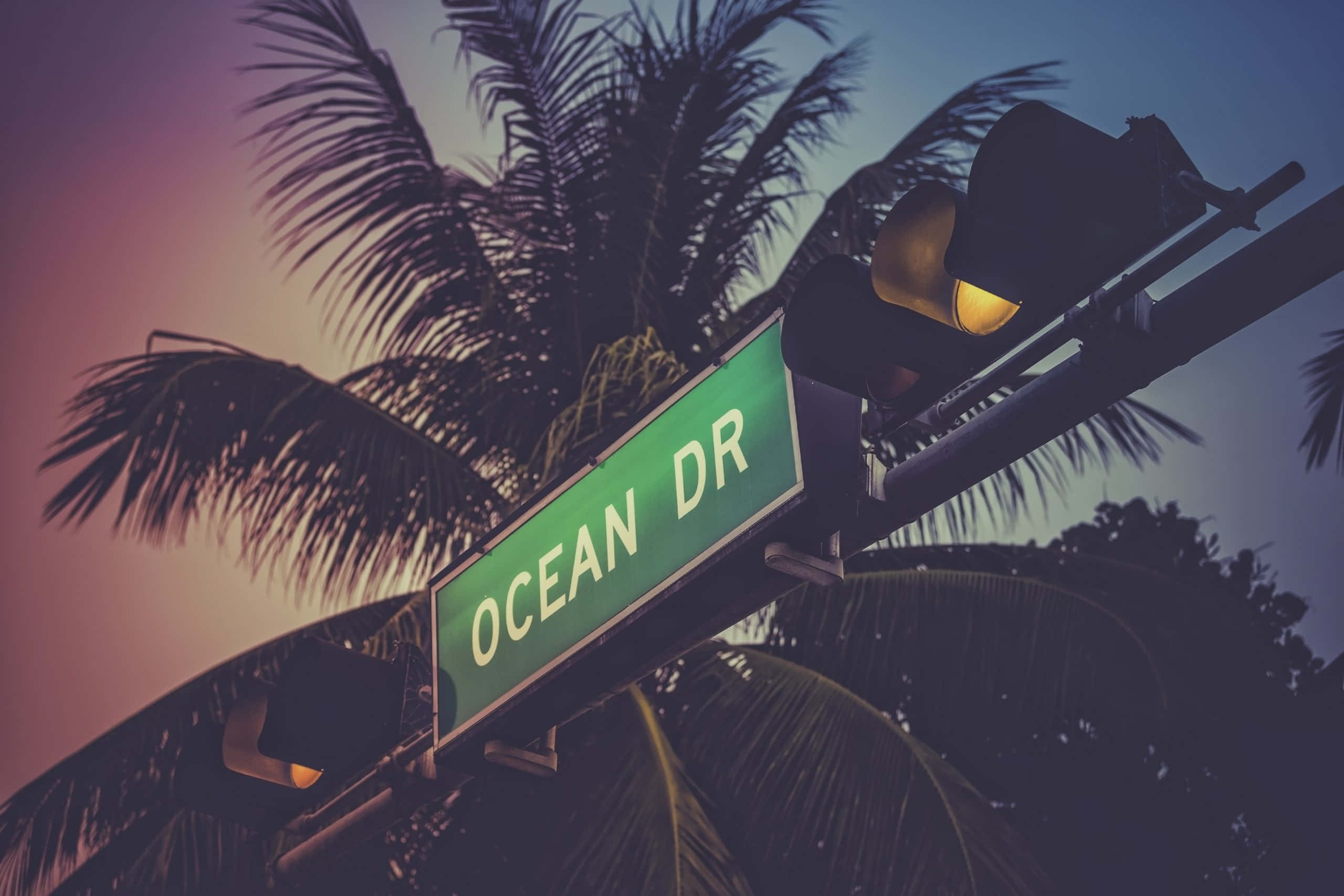 帶有 Ocean Dr 字樣的街道標誌 壁紙