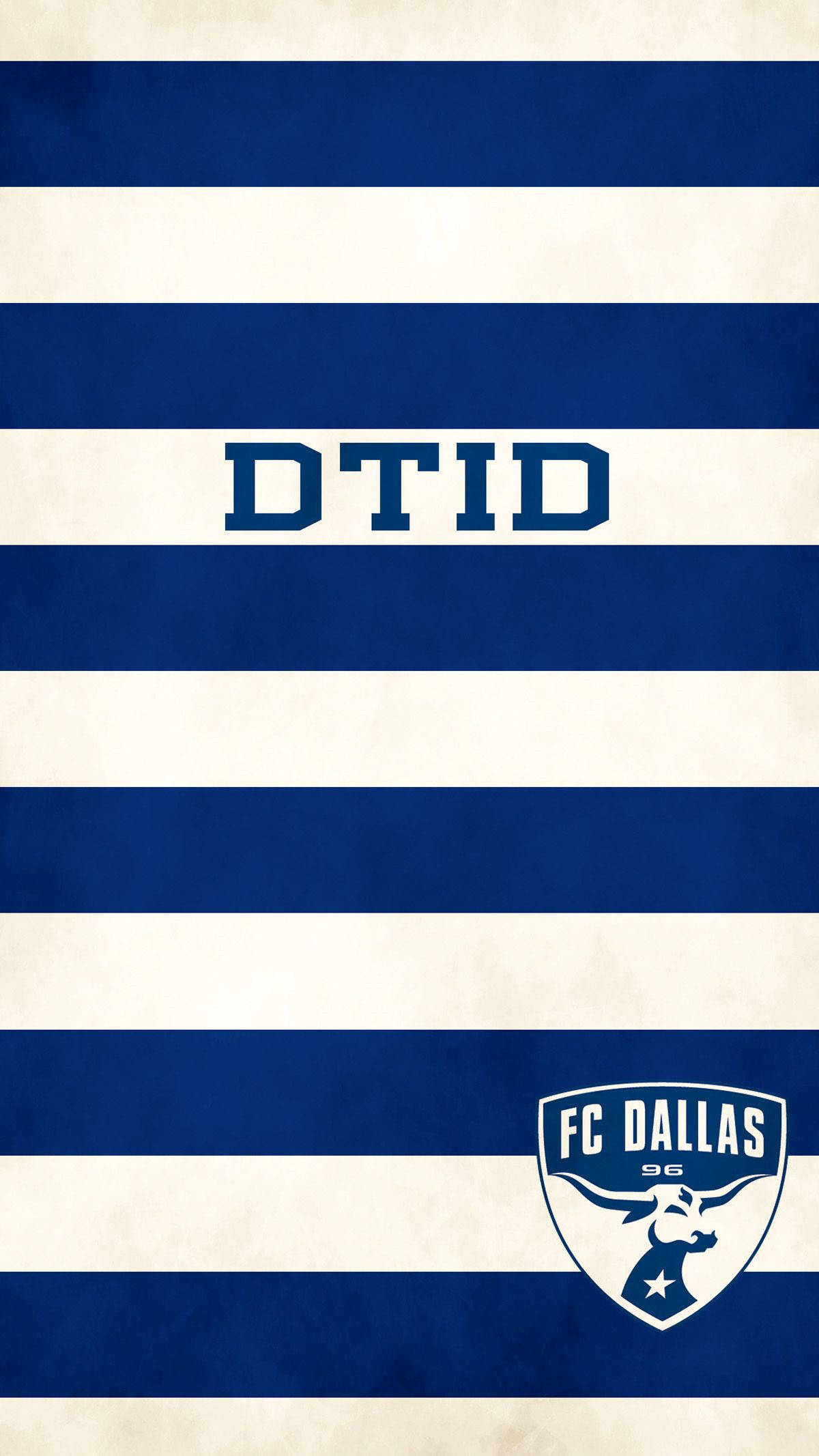 足球 桌布 壁紙 — 帶有DTID文字和FC Dallas 96標誌的醒目藍色和奶油色水平條紋，印在紋理壁紙上。