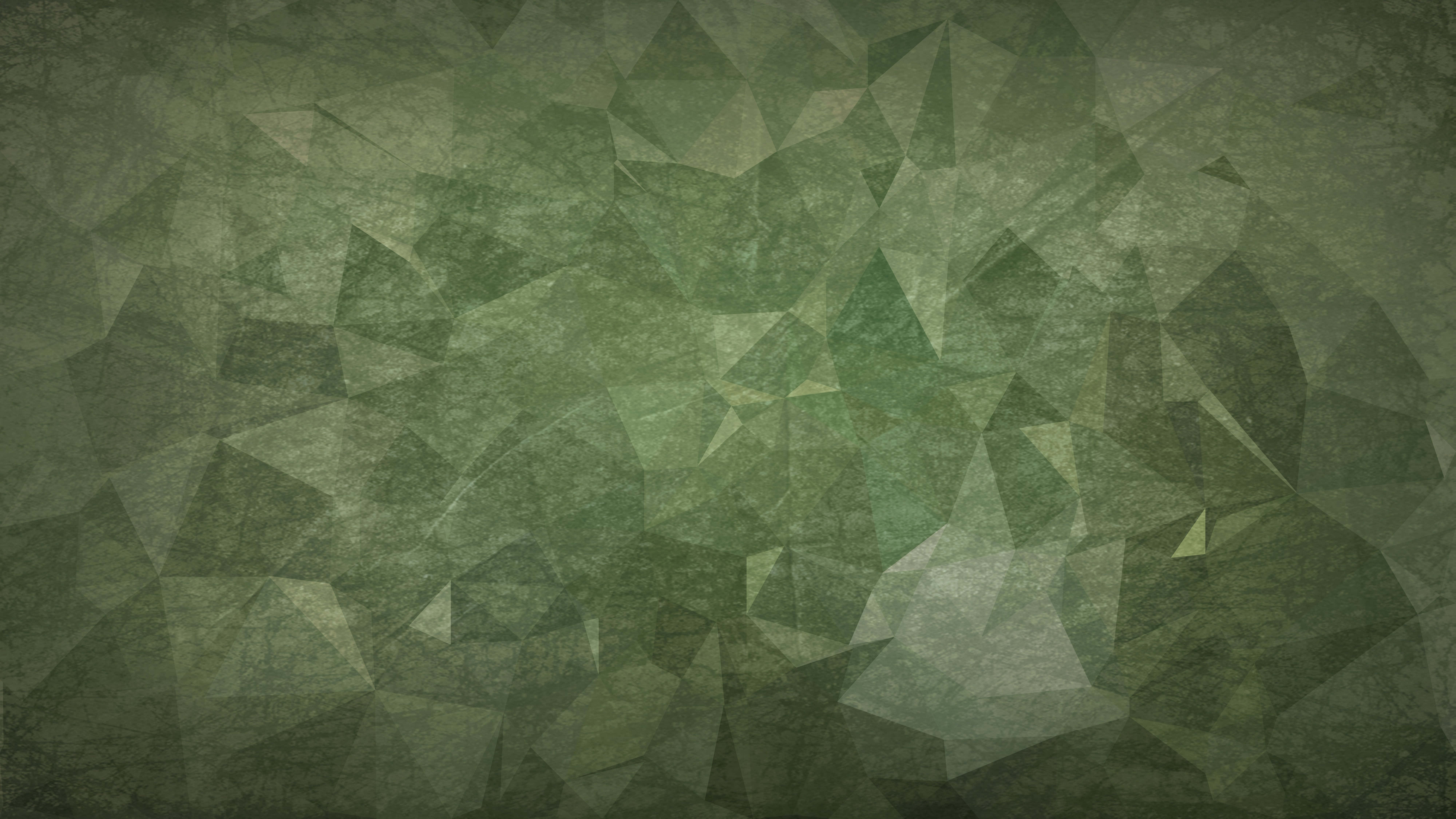 Dark Green Grunge 桌布 壁紙 — 帶有不規則多邊形形狀和微妙漸變照明的紋理綠色抽象壁紙。