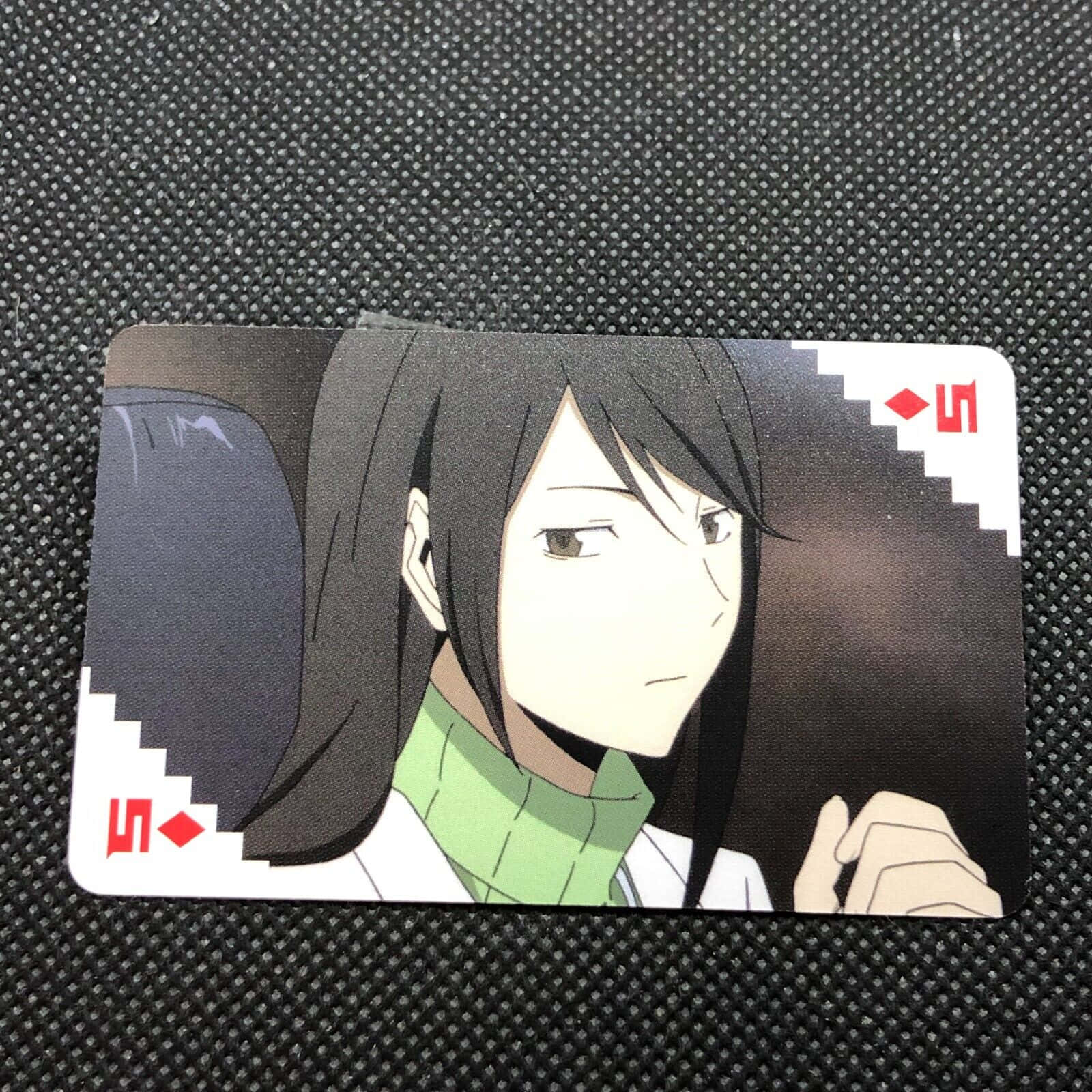 Namie Yagiri 桌布 壁紙 — 帶有像素化邊緣和紅色菱形符號的動漫角色卡，背景為紋理黑色。