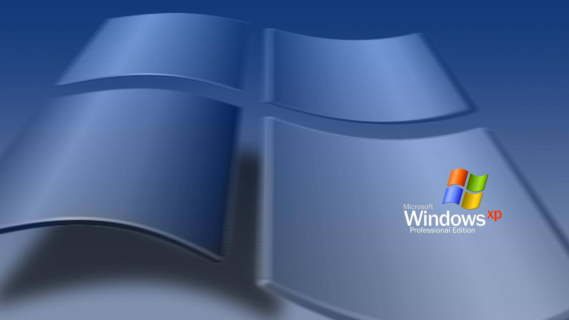 Xp 桌布 壁紙 — 帶有光澤的藍色Windows XP標誌，角落有Microsoft標誌和文字。