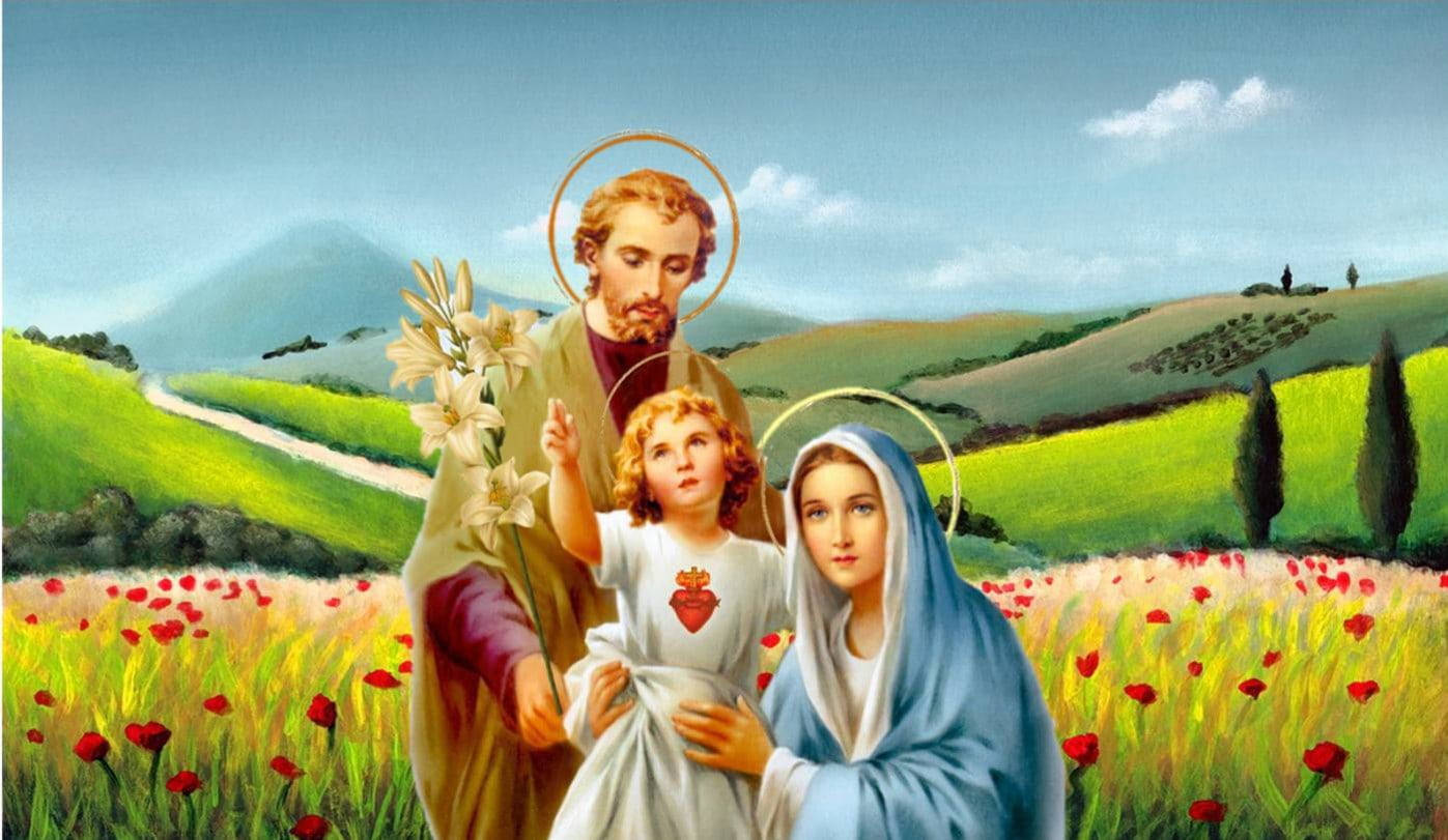 Mary 桌布 壁紙 — 帶有光環的神聖家族站在陽光明媚的田野中，田野裡有紅色的罌粟花和綠色的山丘，背景是藍天。