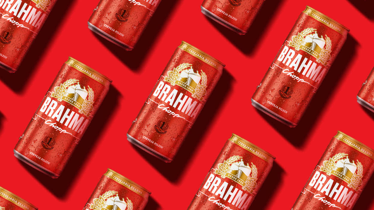 alcohol 桌布 壁紙 — 帶有冷凝水的紅色Brahma啤酒罐在鮮紅色背景上以動態對角線圖案閃閃發光。