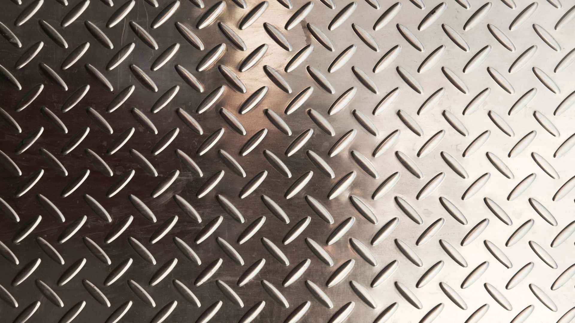 Textured 桌布 壁紙 — 帶有反射銀色表面和對角線圖案漸變的紋理鑽石板金屬特寫。