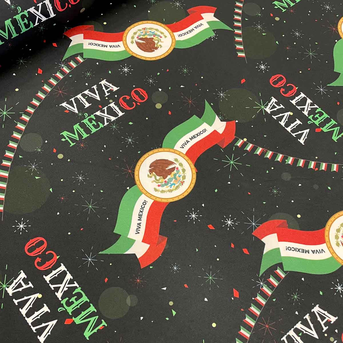 Viva Mexico 桌布 壁紙 — 帶有國徽的Viva Mexico橫幅和旗幟在深色背景上的節日五彩紙屑中飄浮。