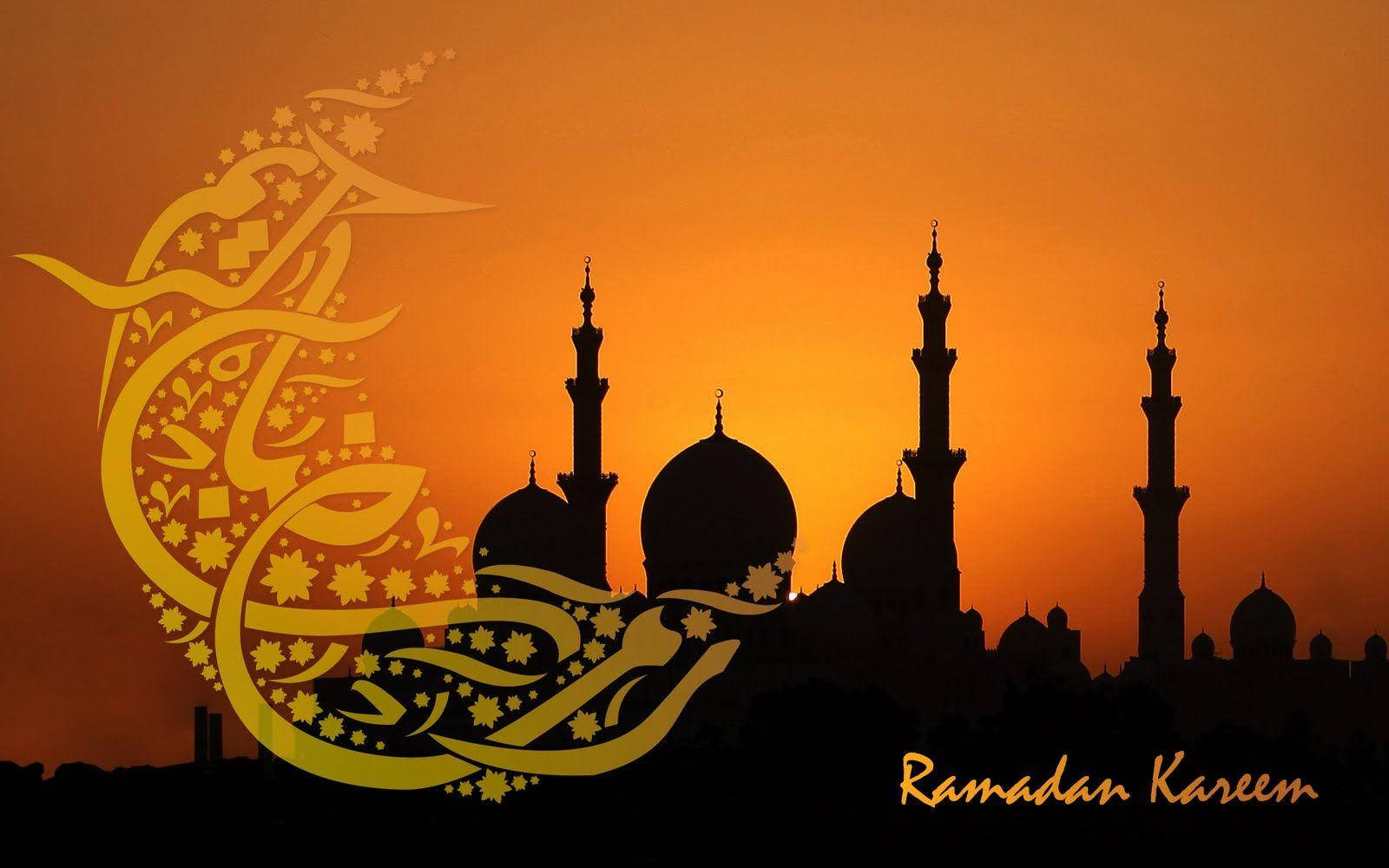 Ramadan 桌布 壁紙 — 帶有圓頂和宣禮塔的清真寺剪影，映襯著火熱的橙色日落，飾以金色阿拉伯書法。