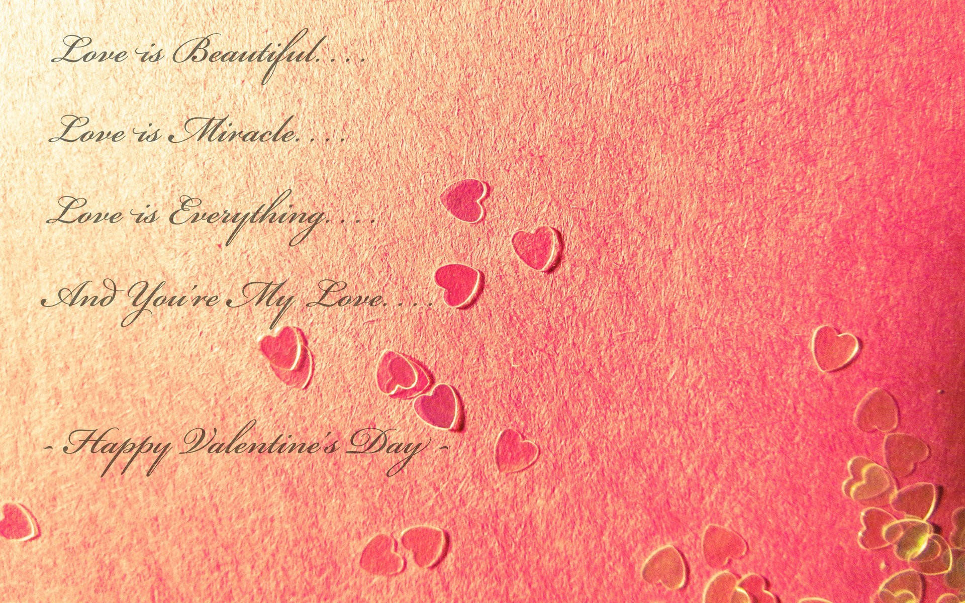 Happy Valentines Day 桌布 壁紙 — 帶有壓紋心形和浪漫手寫文字的紋理粉紅金色情人節賀卡。
