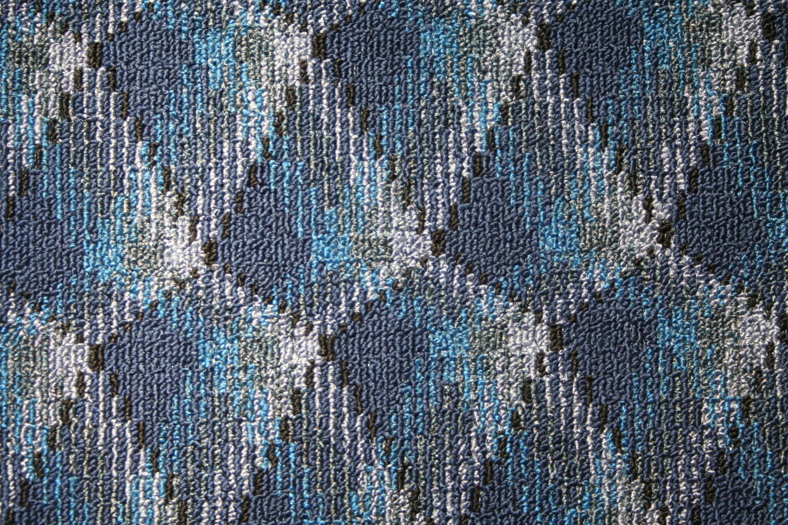 Carpet Texture 桌布 壁紙 — 帶有幾何形狀和垂直條紋的紋理藍灰色和黑色圖案織物的特寫。