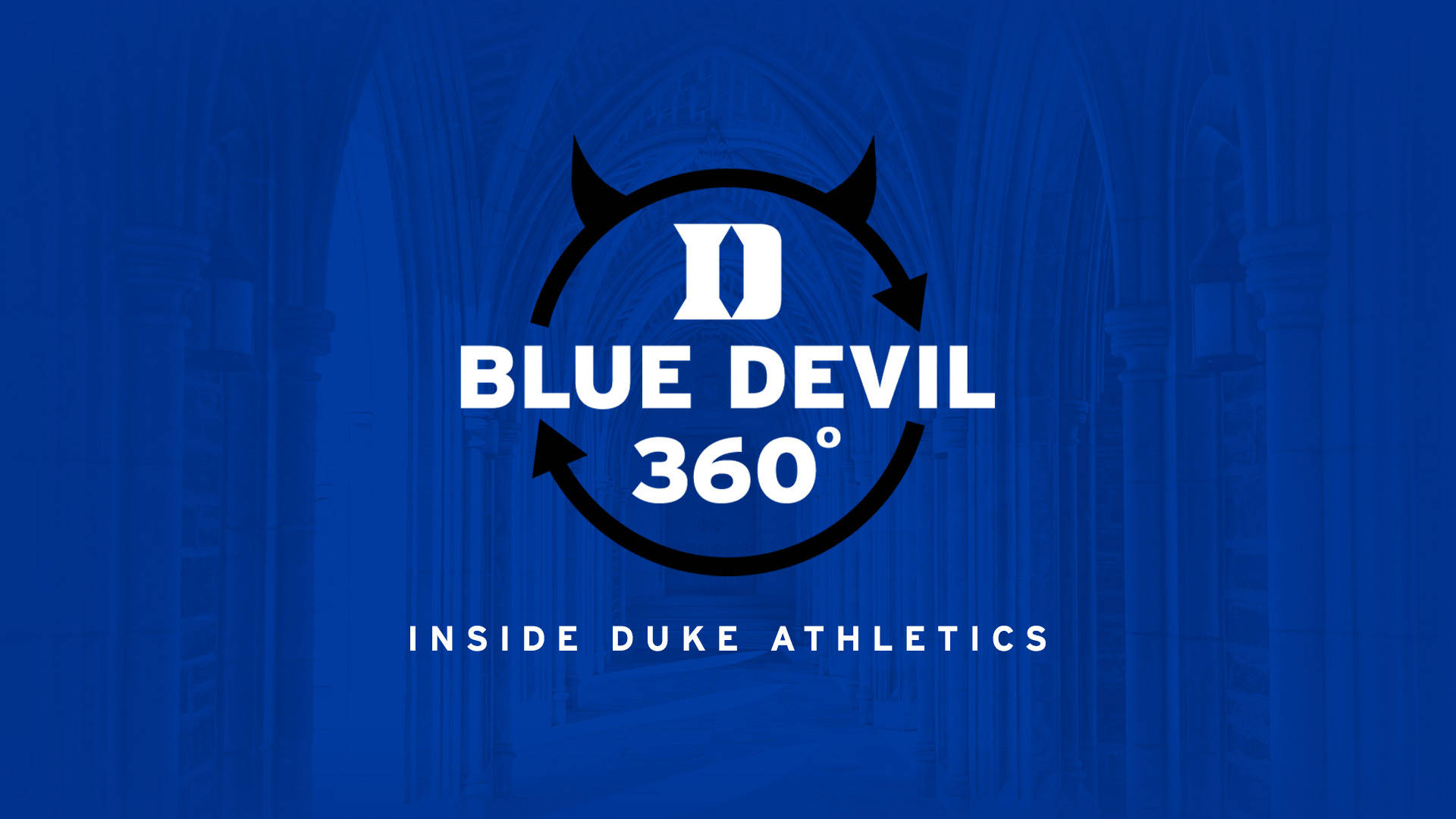 Duke Blue Devils 桌布 壁紙 — 帶有惡魔角和箭頭的醒目白色「Blue Devil 360」標誌，在深藍色哥德式大教堂走廊背景下旋轉。