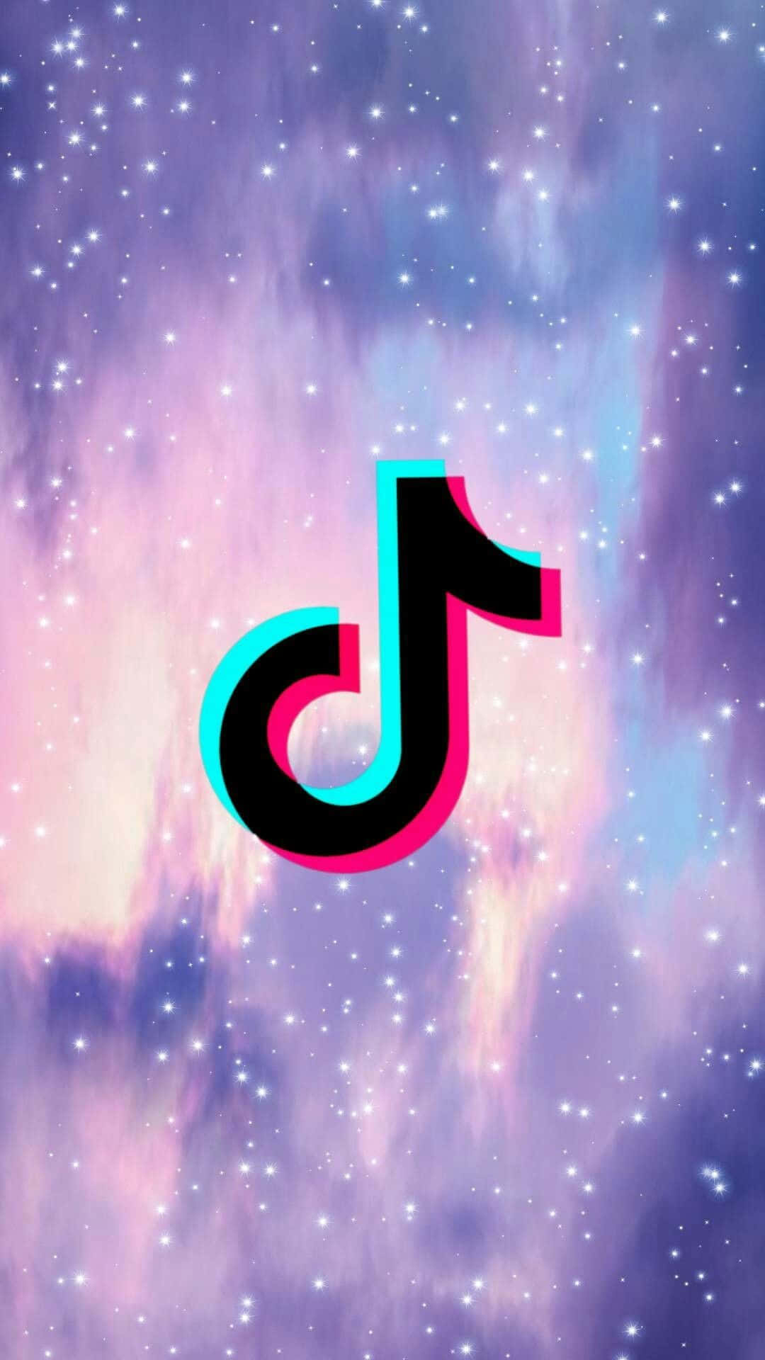 桌布 壁紙 — 帶有故障效果的TikTok標誌漂浮在夢幻般的宇宙背景上，背景是紫色、粉紅色和藍色的星雲，點綴著星星。