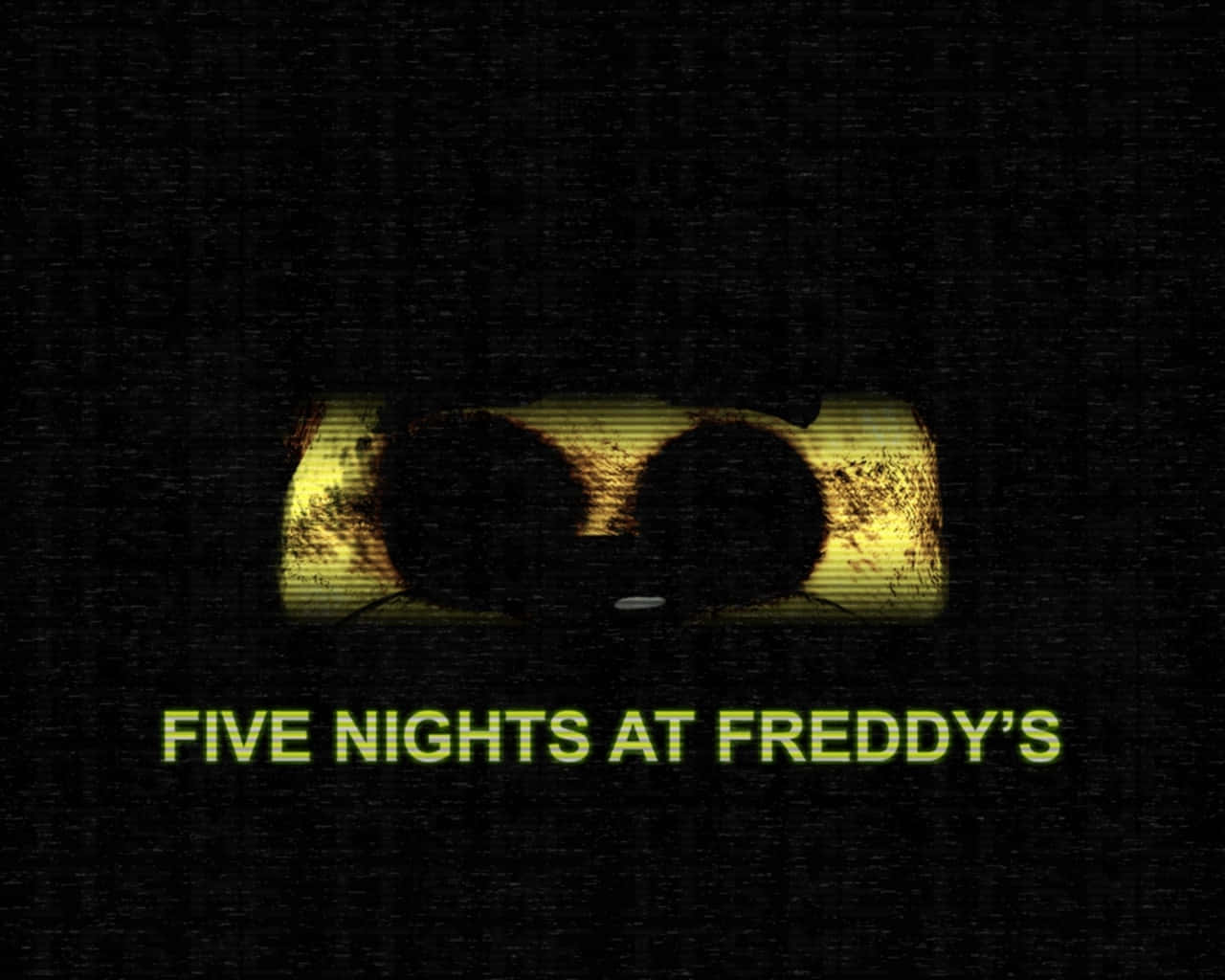 Golden Freddy 桌布 壁紙 — 帶有故障效果的保全鏡頭畫面顯示一對發光的黃色眼睛在黑暗中凝視，下方有「FIVE NIGHTS AT FREDDY'S」文字。