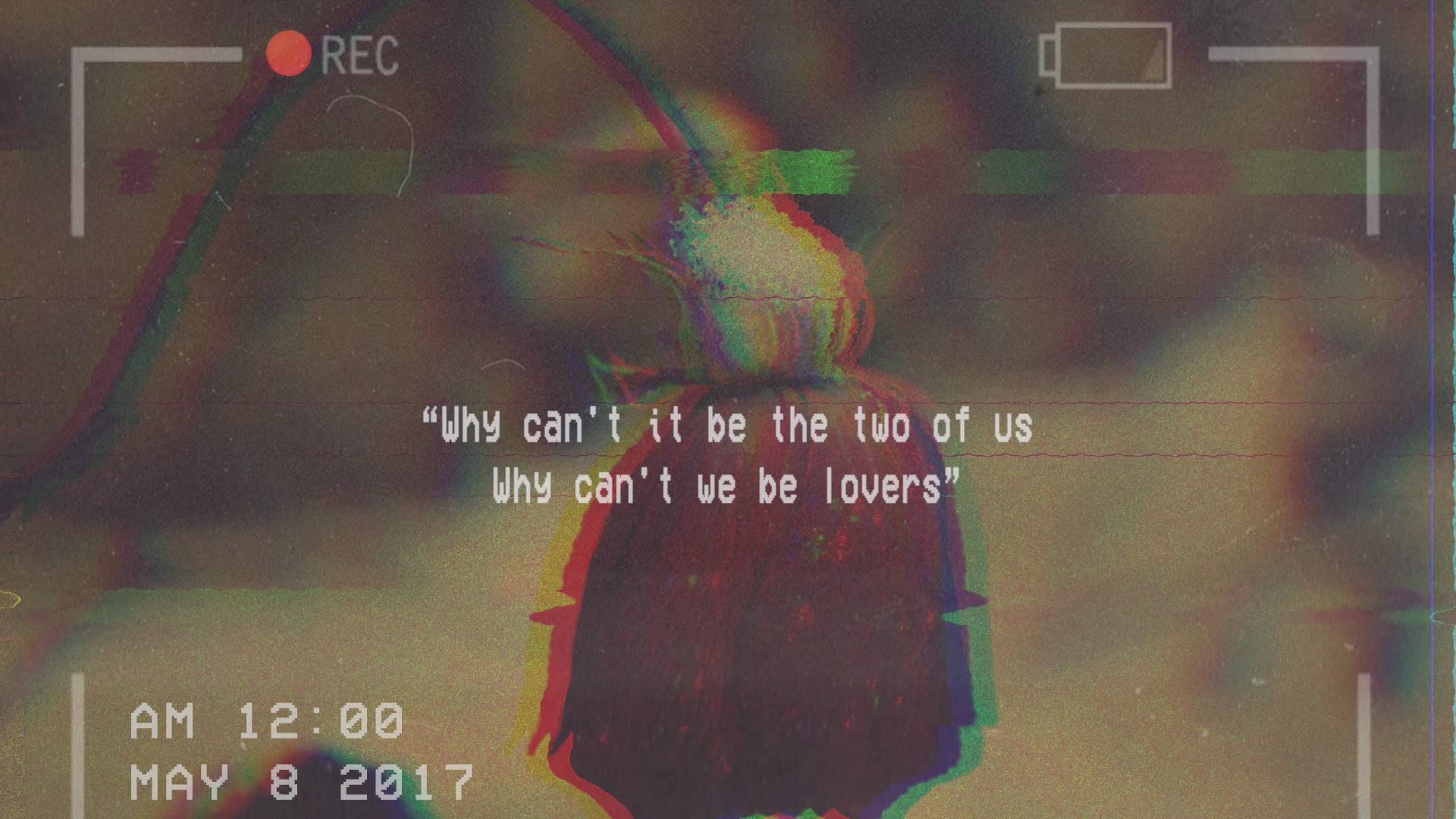 One Sided Love 桌布 壁紙 — 帶有故障效果的復古攝錄機片段顯示一個模糊的人物，上面覆蓋著浪漫文字和時間戳。