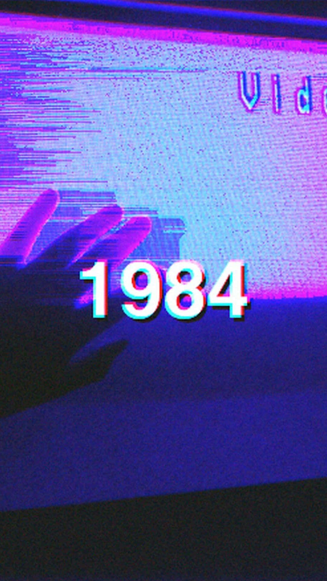 Arcade Aesthetic 桌布 壁紙 — 帶有故障效果的復古電視螢幕以扭曲的像素文字顯示1984年，並帶有紫色和藍色的靜電干擾。
