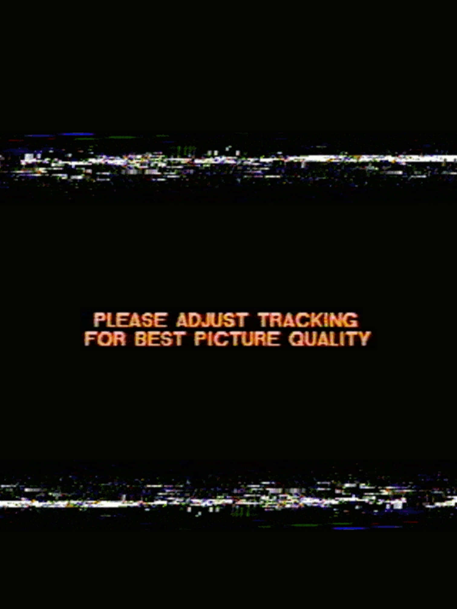 vhs 桌布 壁紙 — 帶有故障效果的復古電視螢幕在深色背景上顯示橙色文字，要求調整追蹤，並帶有水平掃描線。