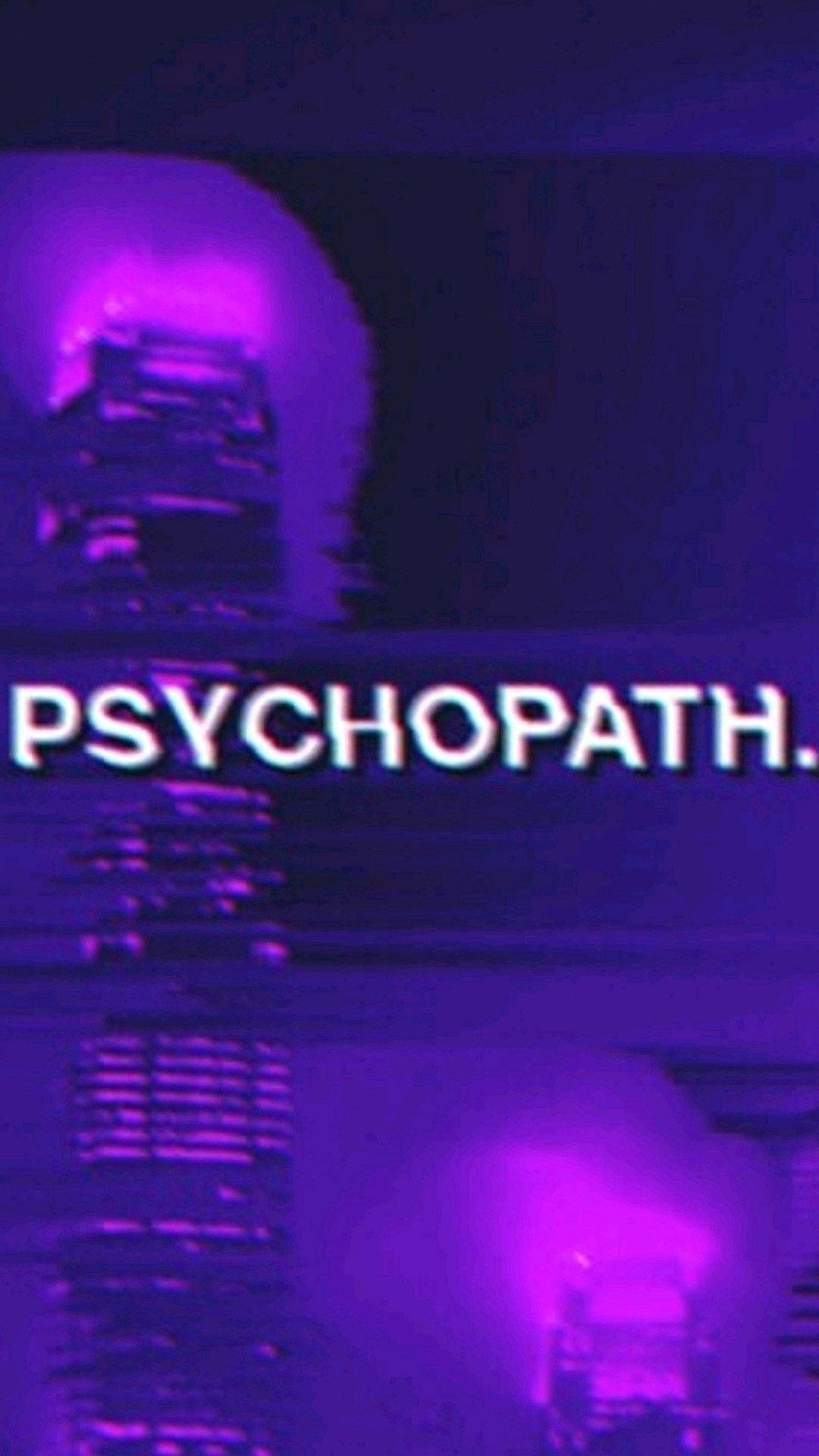 紫色 桌布 壁紙 — 帶有故障效果的紫色城市場景，扭曲的螢幕上閃爍著「PSYCHOPATH」一詞。