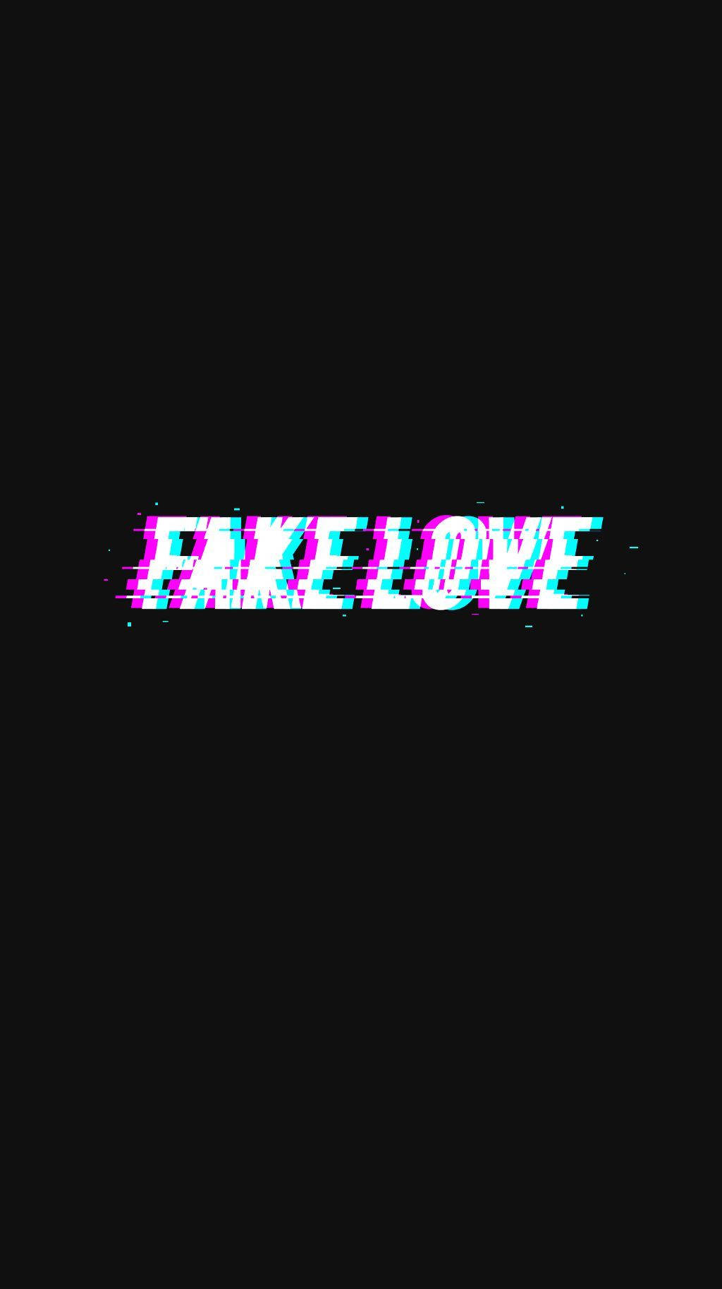 美學 BTS 桌布 壁紙 — 帶有數位扭曲效果的故障霓虹文字「fake love」在純黑背景上跳動。