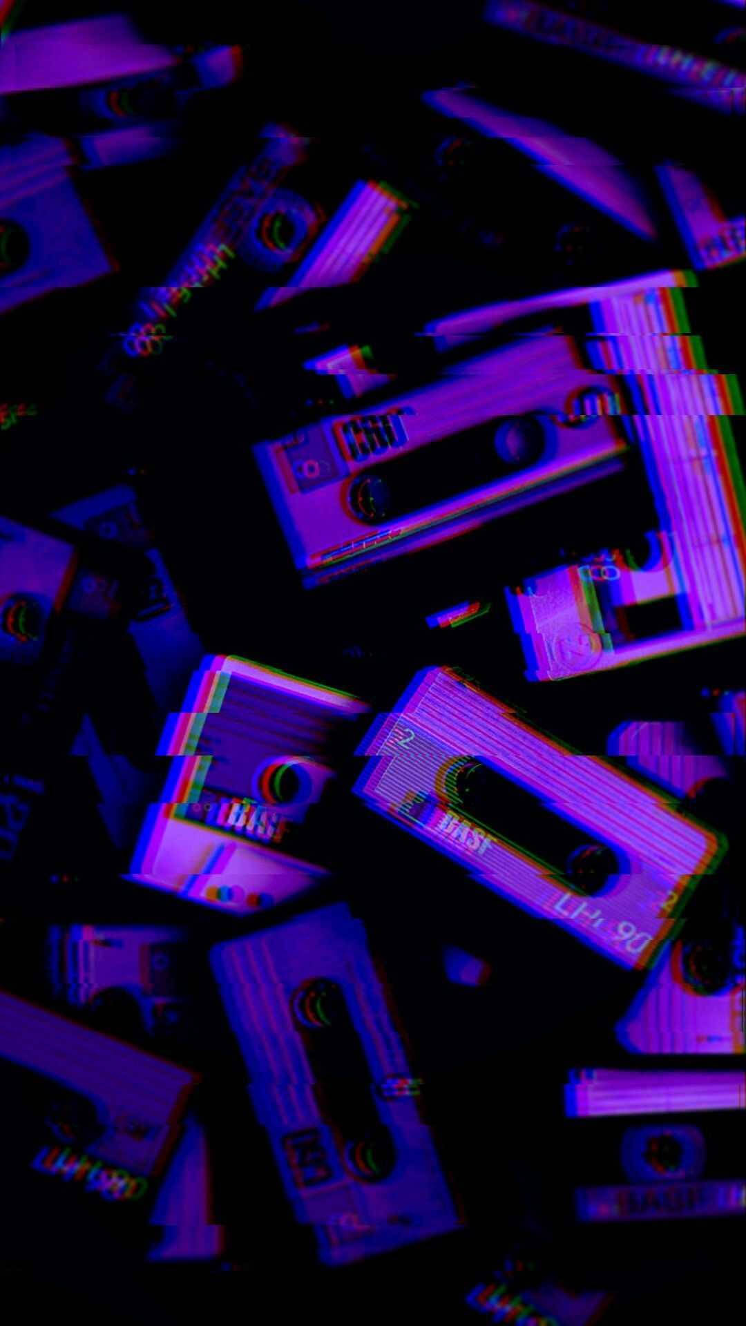 霓虹紫 iPhone 桌布 壁紙 — 帶有數位扭曲效果的紫色和藍色故障卡式錄音帶在黑暗中漂浮。