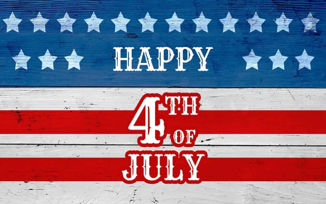 Happy Fourth Of July 桌布 壁紙 — 帶有星星和條紋的愛國7月4日橫幅，採用風化木紋質感。
