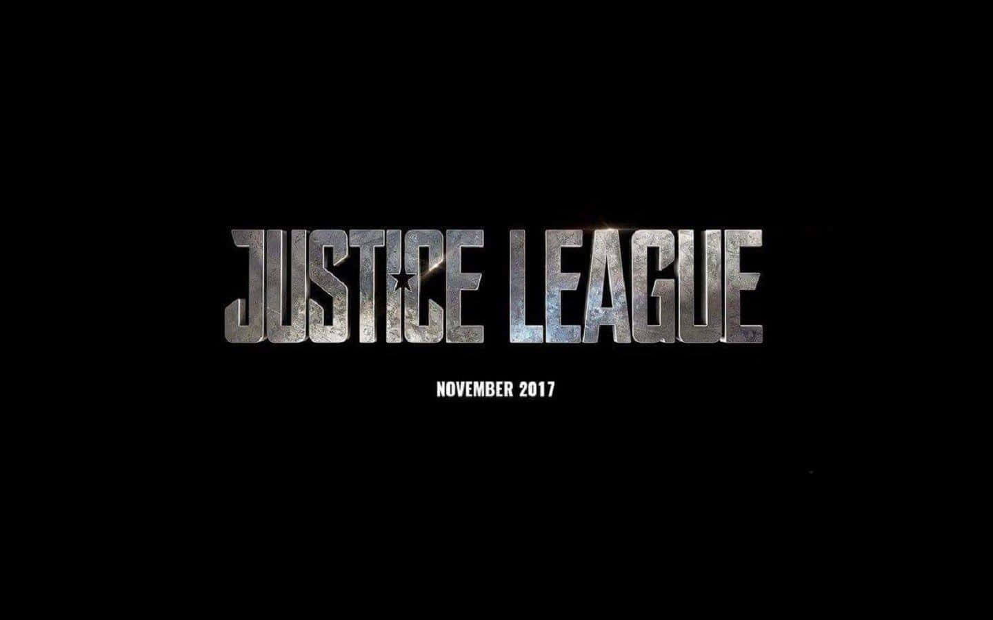 Justice League Unlimited 桌布 壁紙 — 帶有星星標誌的大膽金屬質感正義聯盟標題在黑色背景上發光，下方顯示發行日期。