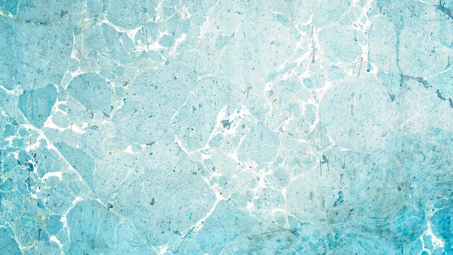 Blue Marble 桌布 壁紙 — 帶有有機漩渦和斑點的紋理藍白大理石圖案，類似水彩洗滌效果。