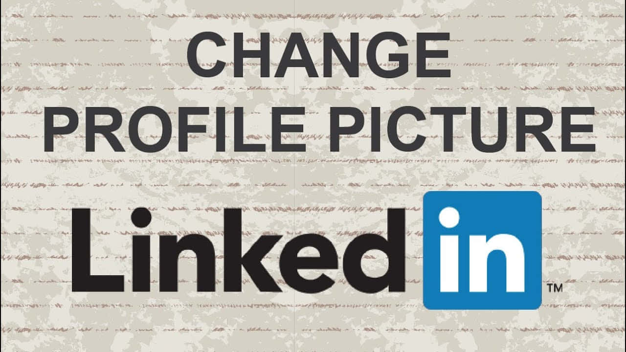Linkedin 桌布 壁紙 — 帶有模糊手寫文字的紋理米色背景，在LinkedIn標誌上方顯示粗體黑色文字「CHANGE PROFILE PICTURE」。