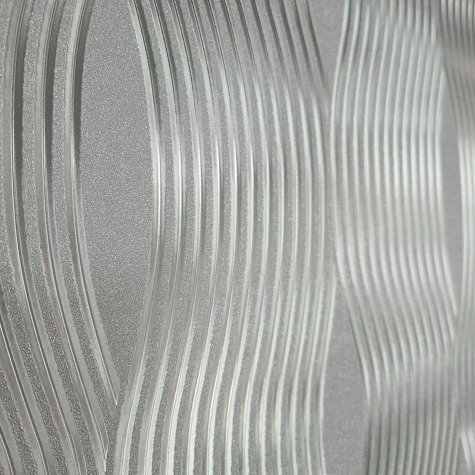 Foil 桌布 壁紙 — 帶有流動波浪紋理的銀色玻璃特寫，捕捉柔和光線。