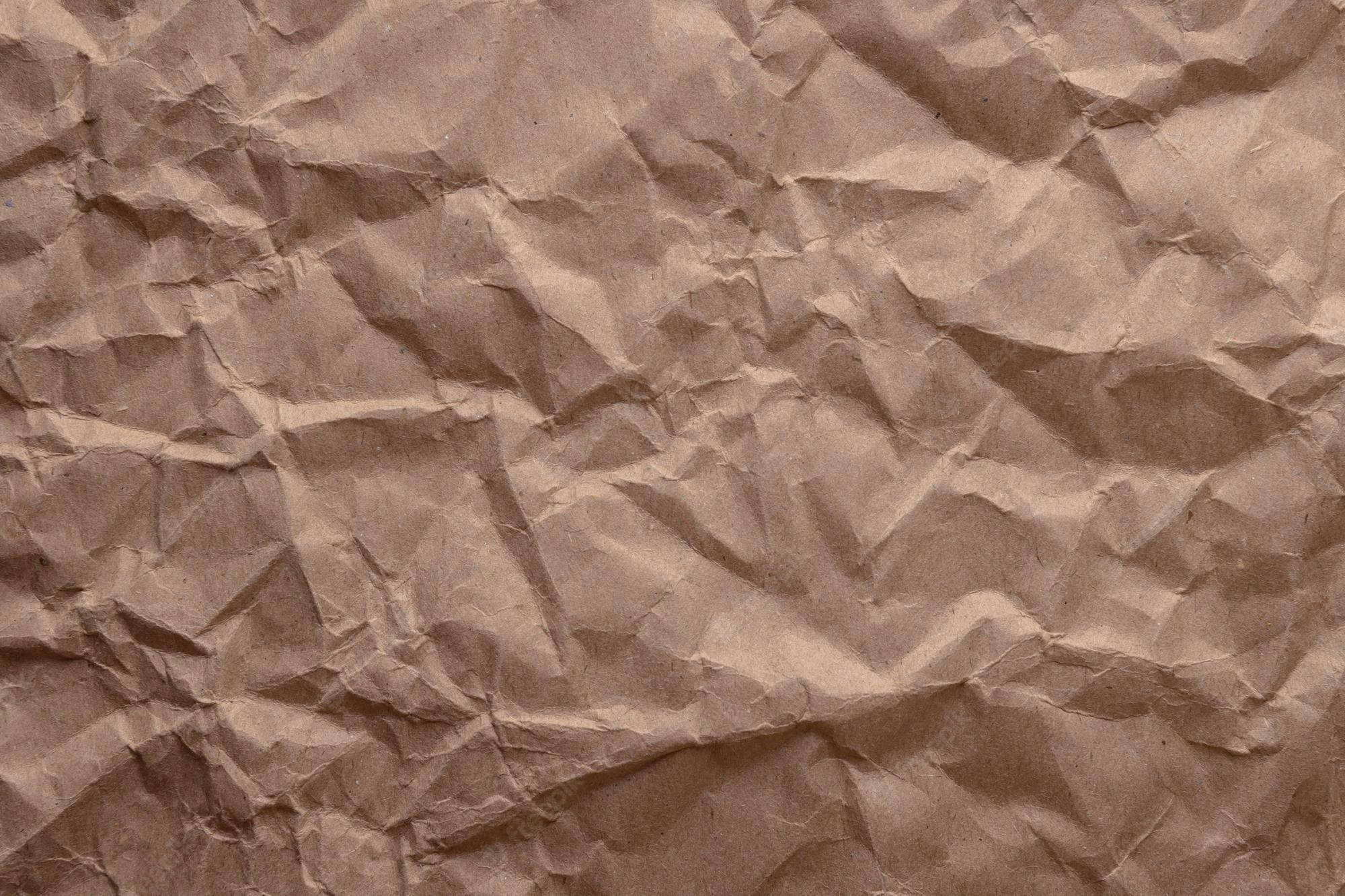 paper 桌布 壁紙 — 帶有深摺痕和柔和陰影的紋理棕色皺紙特寫。