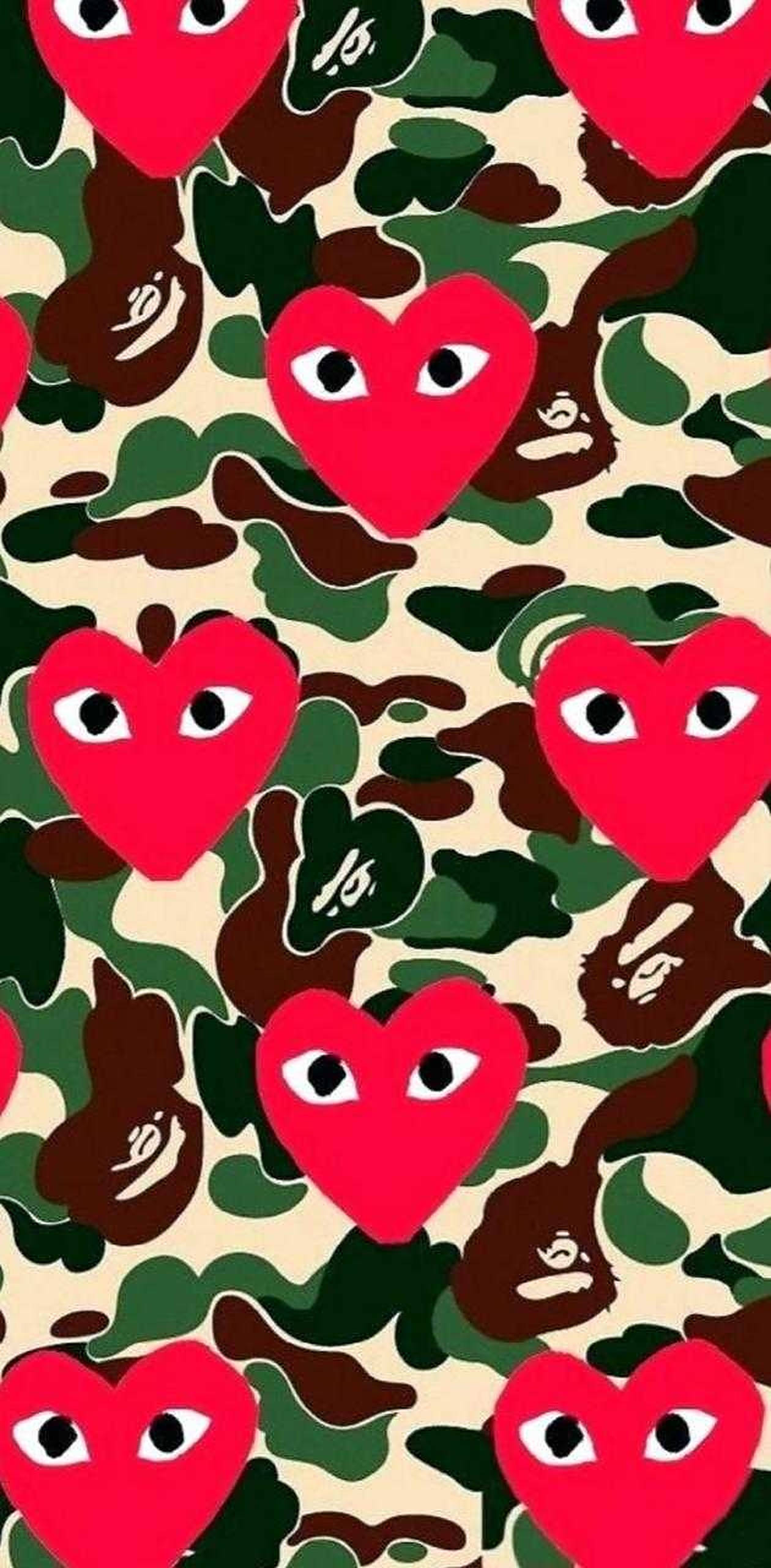 cdg 桌布 壁紙 — 帶有眼睛的鮮紅色心形在綠色、棕色、米色迷彩圖案上重複。