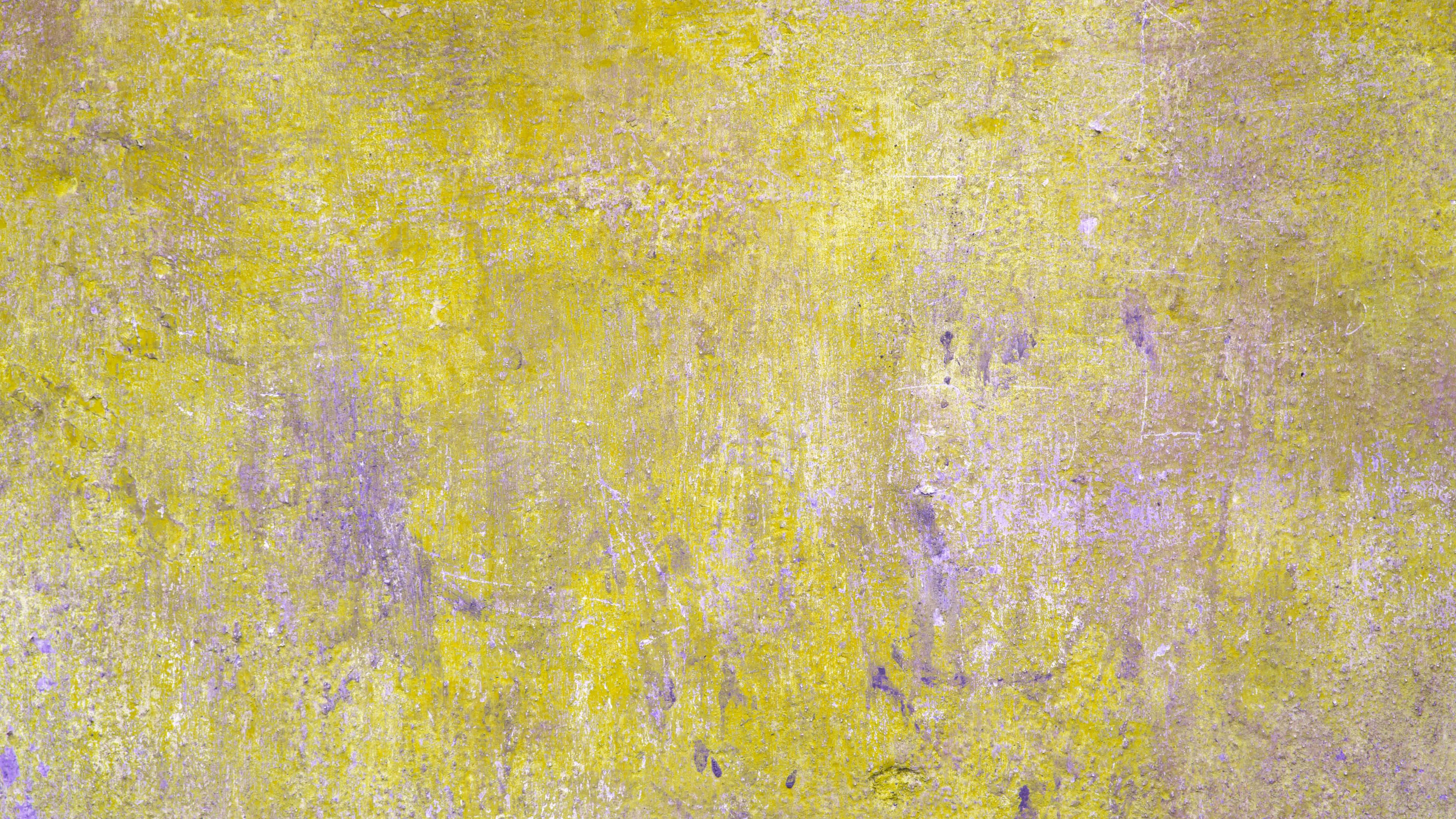 Yellow Grunge 桌布 壁紙 — 帶有磨損油漆和細微筆觸圖案的紋理黃色和紫色牆壁。