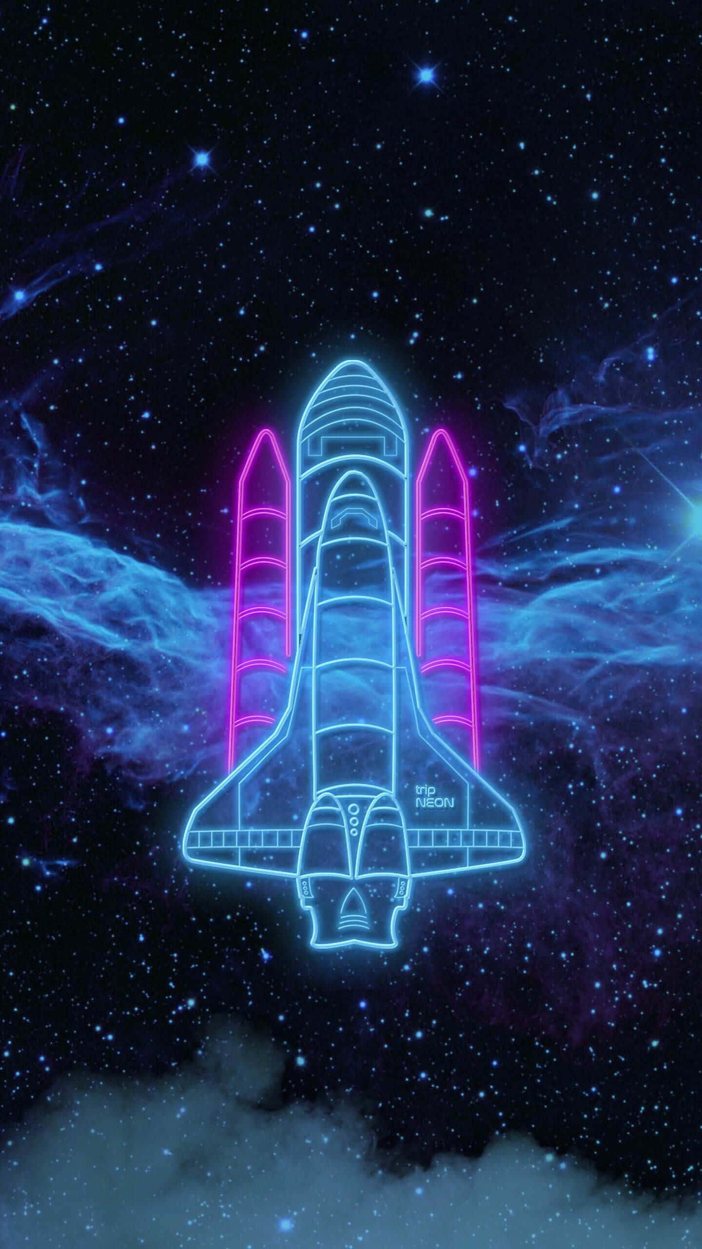 Epic Neon 桌布 壁紙 — 帶有粉紅色助推器的霓虹輪廓太空梭在佈滿星星的宇宙背景中發光，背景有藍色星雲。