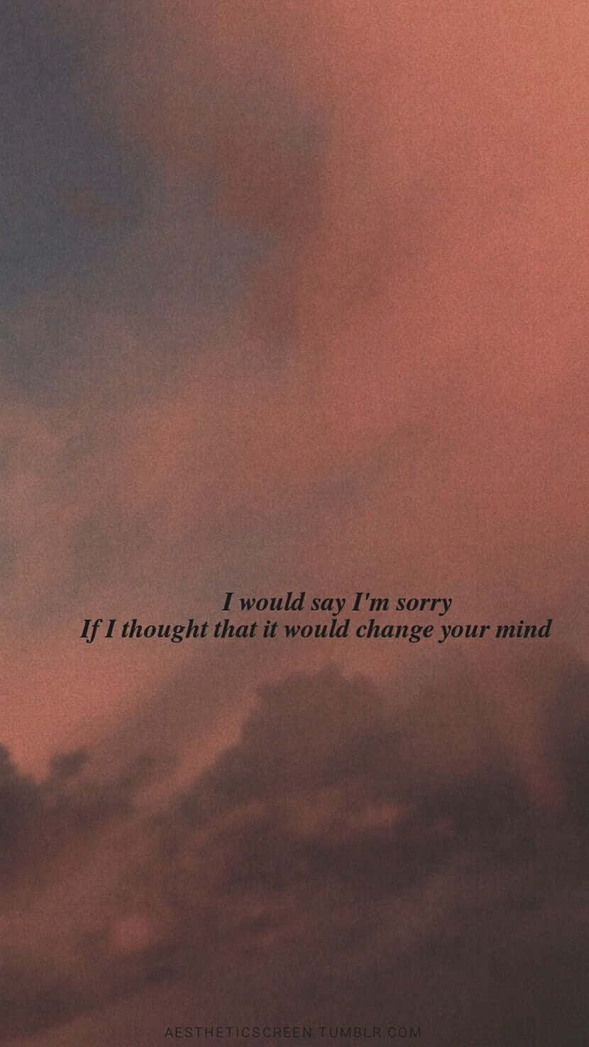 Sad Tumblr 桌布 壁紙 — 帶有粉紅色和灰色雲朵的陰鬱天空，以柔和的黑色文字呈現一句詩意名言。