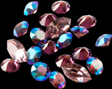 Pink Diamonds 桌布 壁紙 — 帶有粉紅色和藍色色調的彩虹寶石漂浮在純黑色背景上，在銳利的切面中捕捉光線。