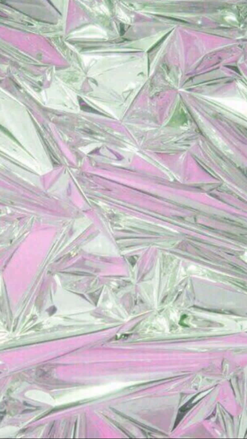 Silver Aesthetic iPhone 桌布 壁紙 — 帶有粉紅色和銀色幾何切面的皺紋金屬箔，在閃爍的抽象圖案中反射光線。
