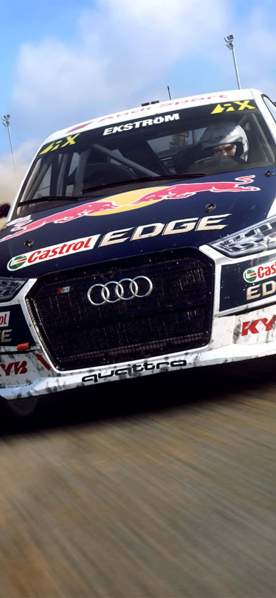 iPhone X Dirt Rally 桌布 壁紙 — 帶有紅牛品牌標誌的奧迪賽車在明亮的藍天下在賽道上疾馳。