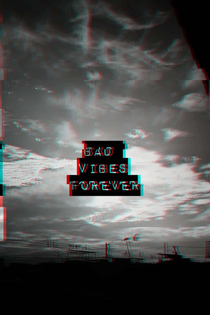 XXXTENTACION 桌布 壁紙 — 帶有紅色和青色扭曲的故障天空，在黑暗的城市地平線上疊加了文字 bad vibes forever。