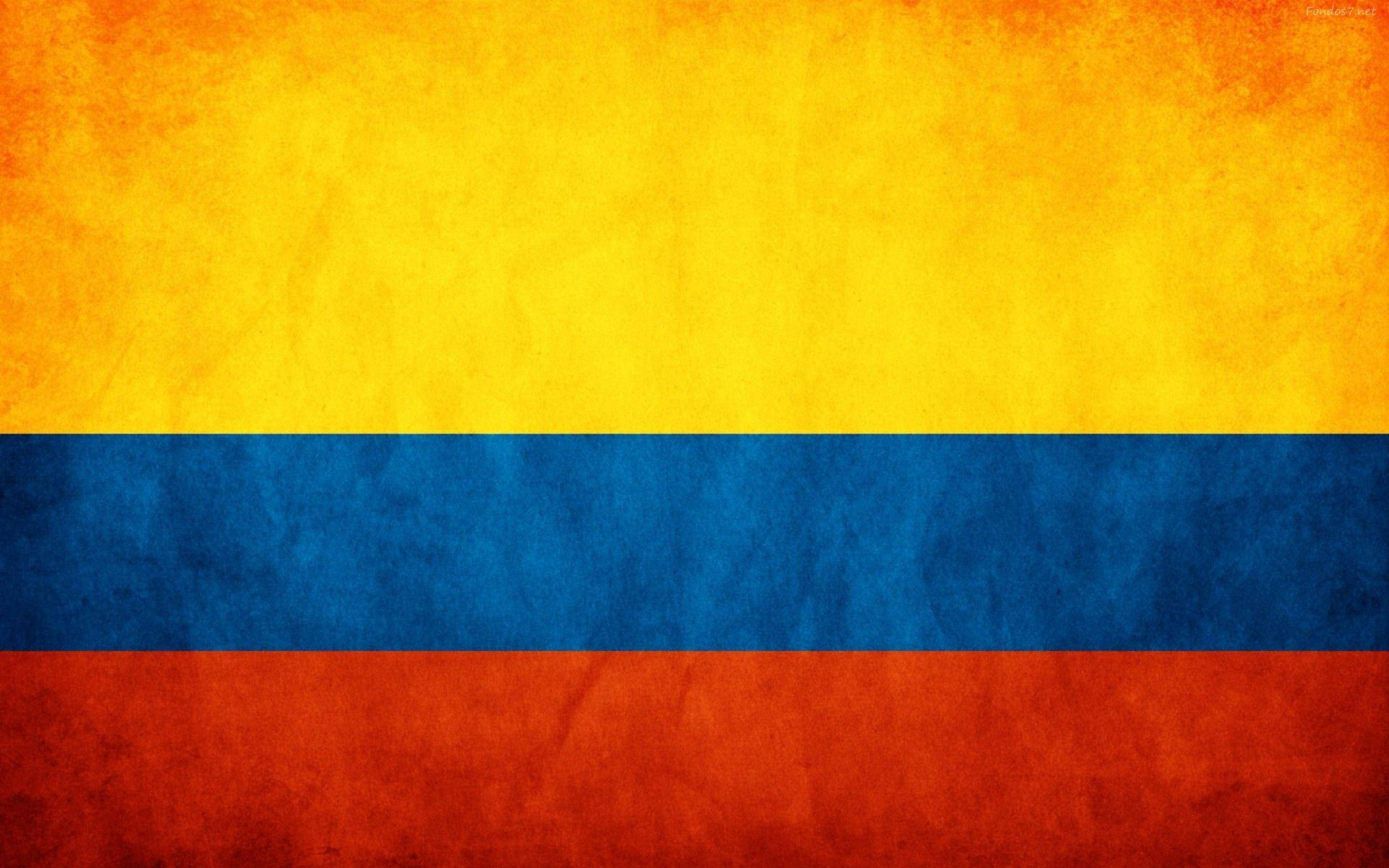 Colombia 桌布 壁紙 — 帶有紋理的復古風格哥倫比亞國旗，採用大膽的黃、藍、紅水平條紋。