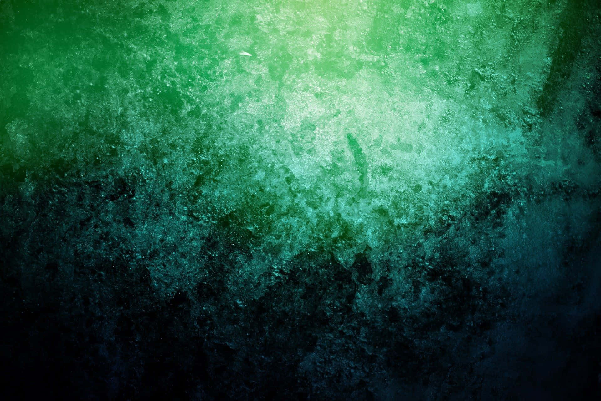Dark Green Grunge 桌布 壁紙 — 帶有紋理的抽象漸變，從翡翠綠漸變為深藍綠色和黑色，表面粗糙且富有繪畫感。