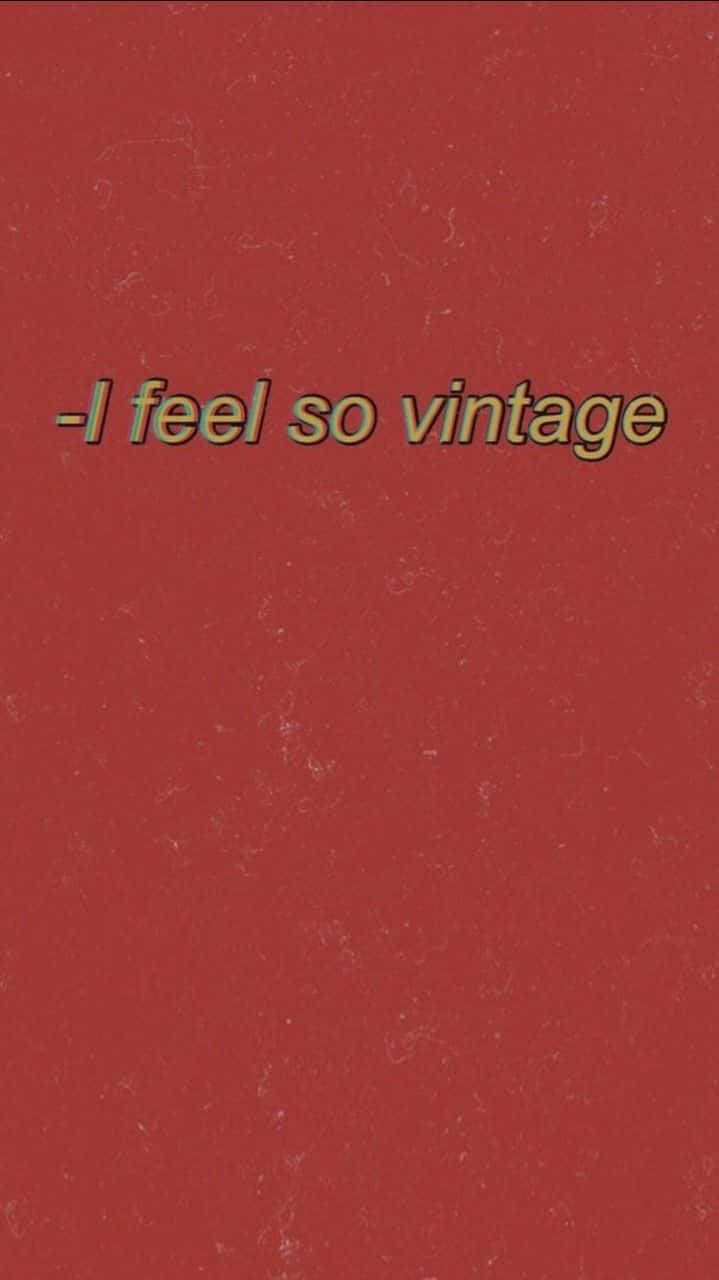 Soft Red Aesthetic 桌布 壁紙 — 帶有紋理的深紅色背景，以復古字體顯示「I feel so vintage」的復古風格文字。