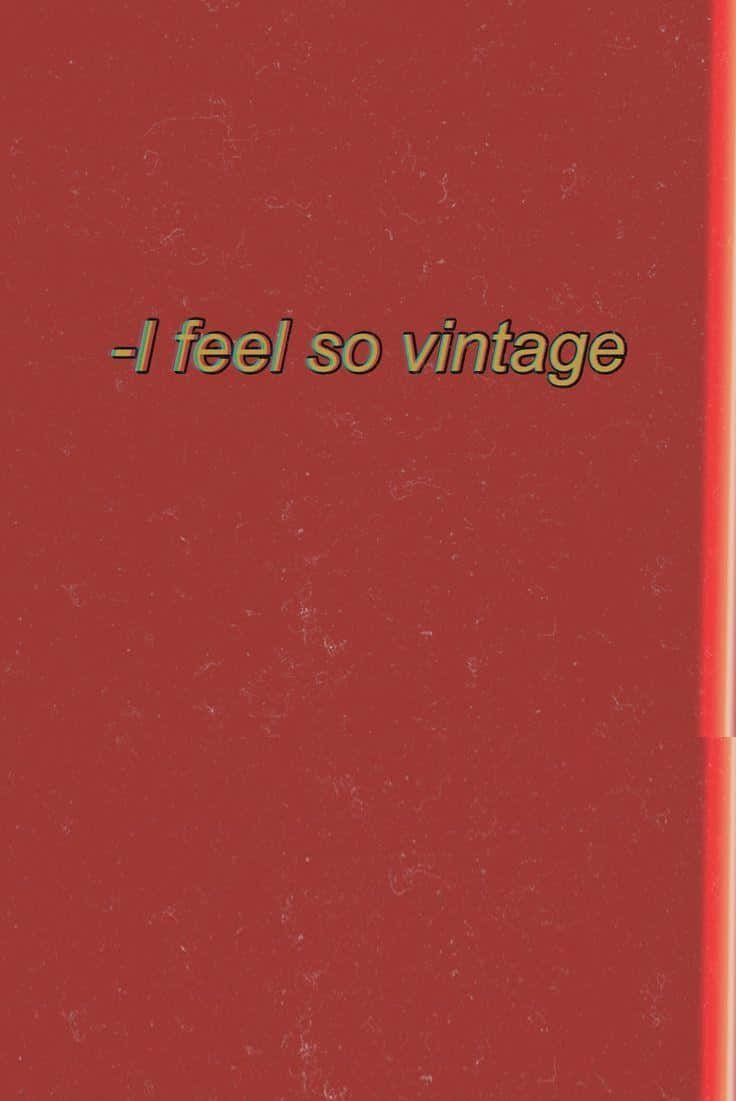 Aesthetic Mood 桌布 壁紙 — 帶有紋理的深紅色背景，以復古字體顯示「I feel so vintage」的復古文字。