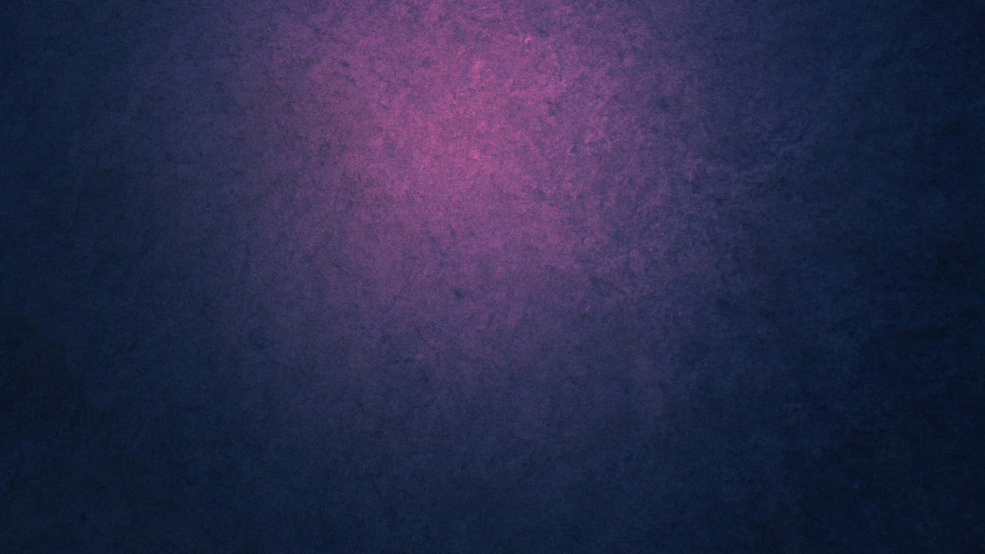 Purple Texture 桌布 壁紙 — 帶有紋理的深藍色牆壁，中央有柔和發光的紫色，營造出情緒化的抽象背景。