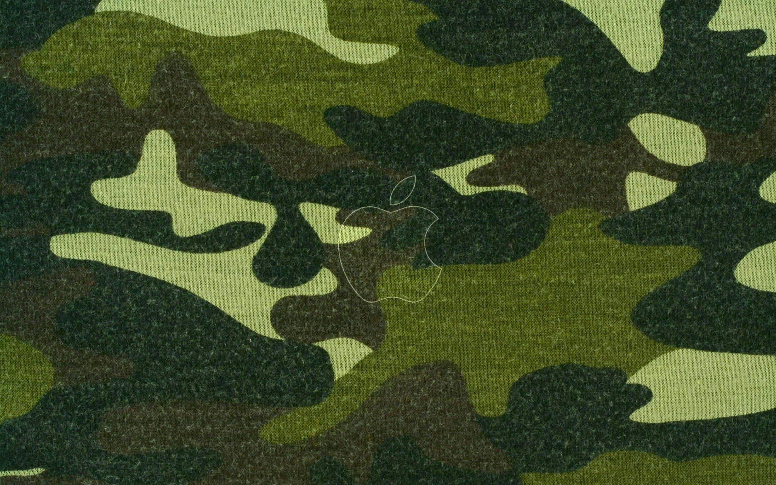 Green Camo 桌布 壁紙 — 帶有紋理的綠色迷彩布料特寫，帶有模糊的蘋果標誌浮水印。