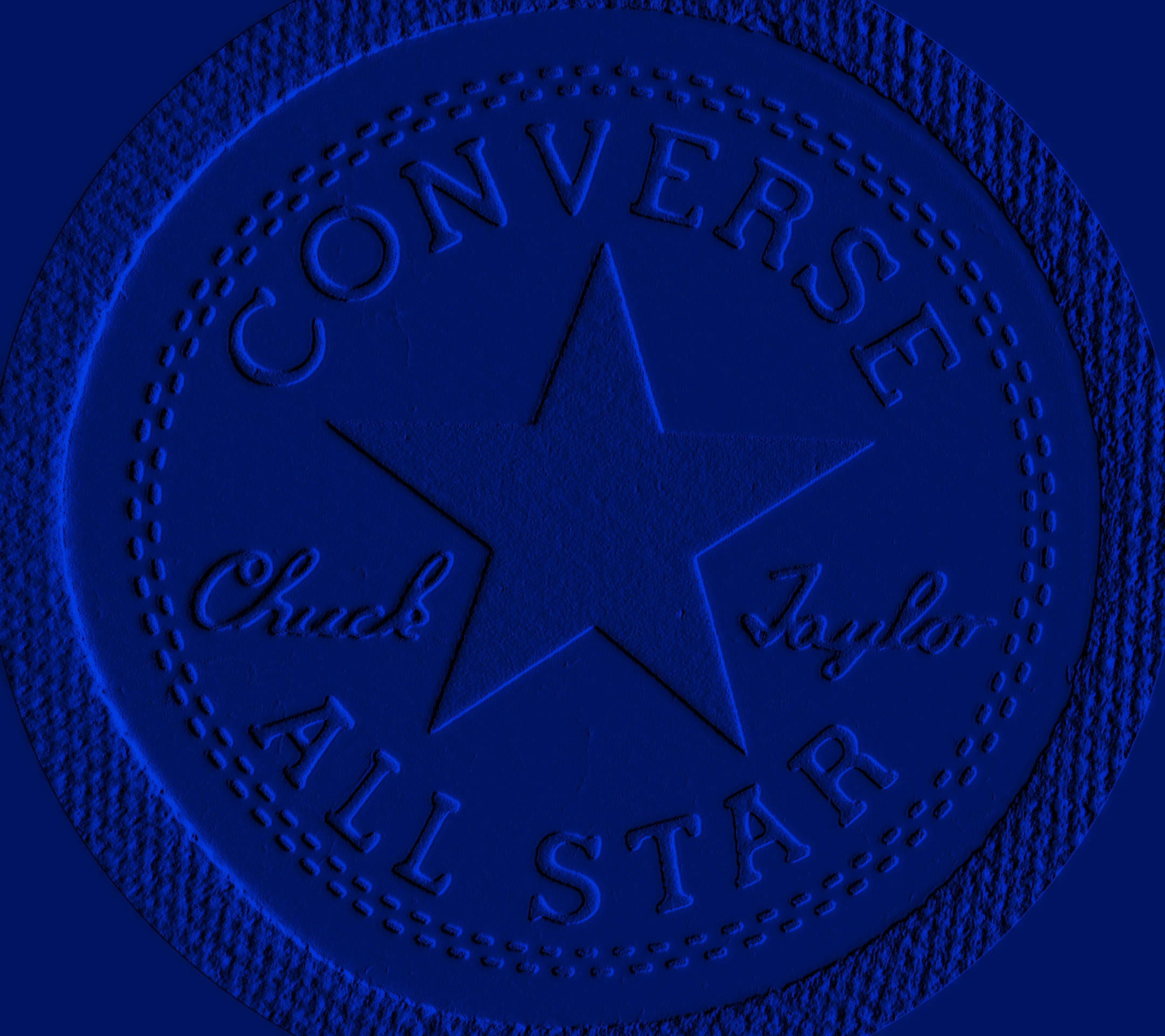 Converse 標誌 桌布 壁紙 — 帶有紋理的藍色 Converse All Star 標誌，壓印星星和文字，採用單色深藍色。