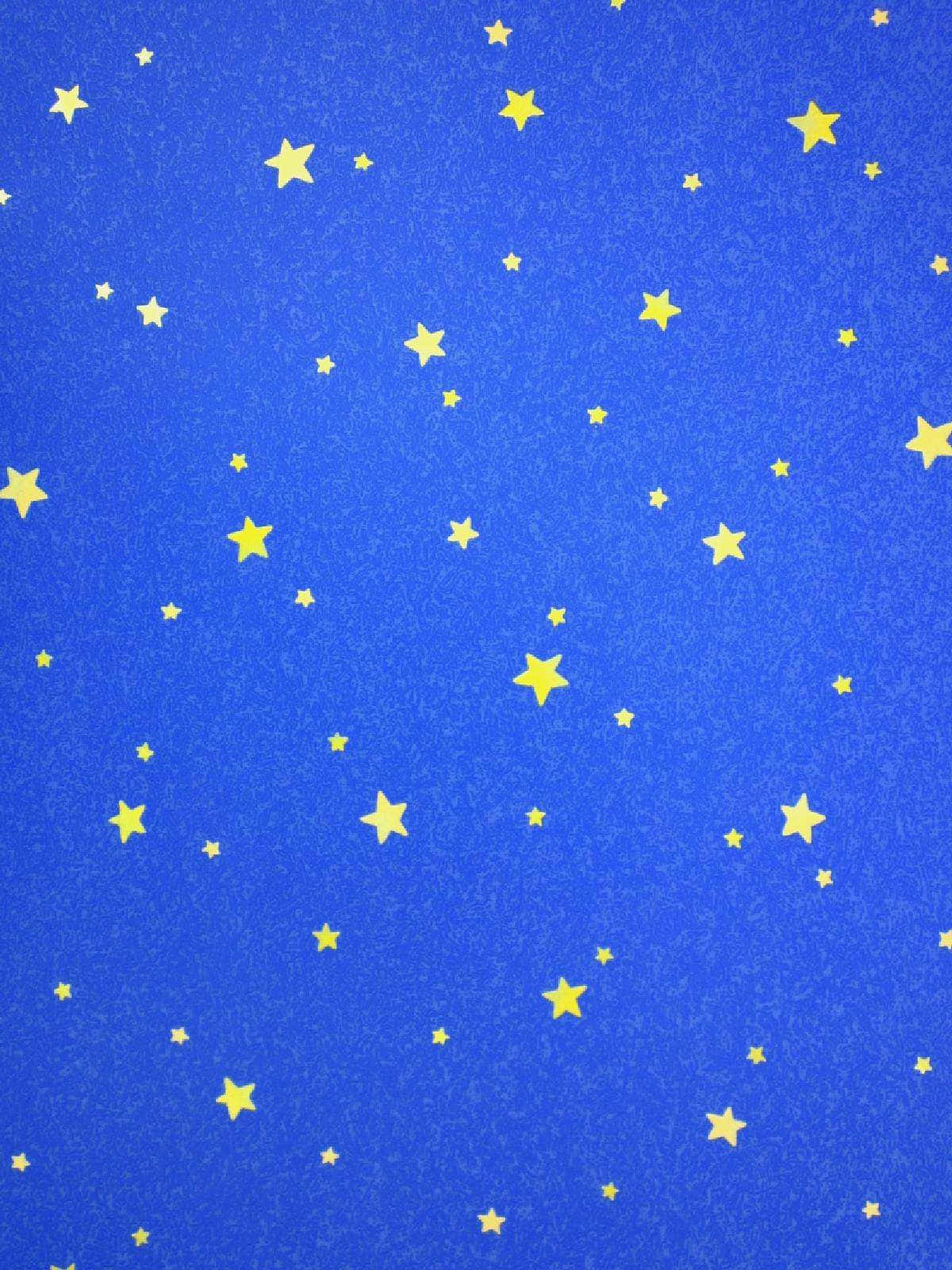 Aesthetic Star 桌布 壁紙 — 帶有紋理的藍色壁紙，點綴著散落的黃色星星，大小各異。