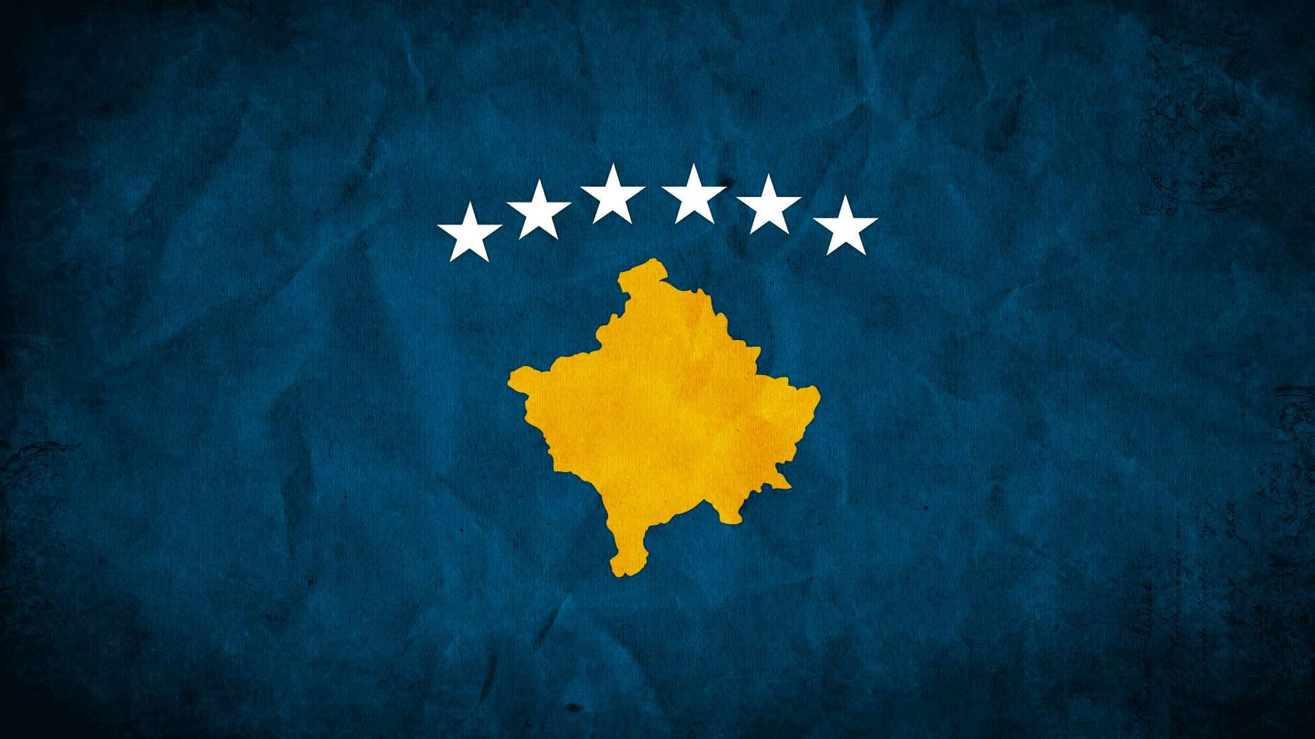 Kosovo 桌布 壁紙 — 帶有紋理的藍色背景上，有一個黃色的科索沃地圖輪廓，上方有六顆白色星星。