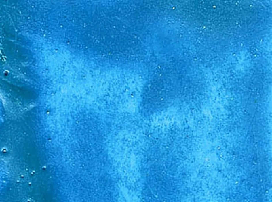 Cerulean Blue 桌布 壁紙 — 帶有紋理的藍色表面，散佈著水滴和微妙的漸變變化。