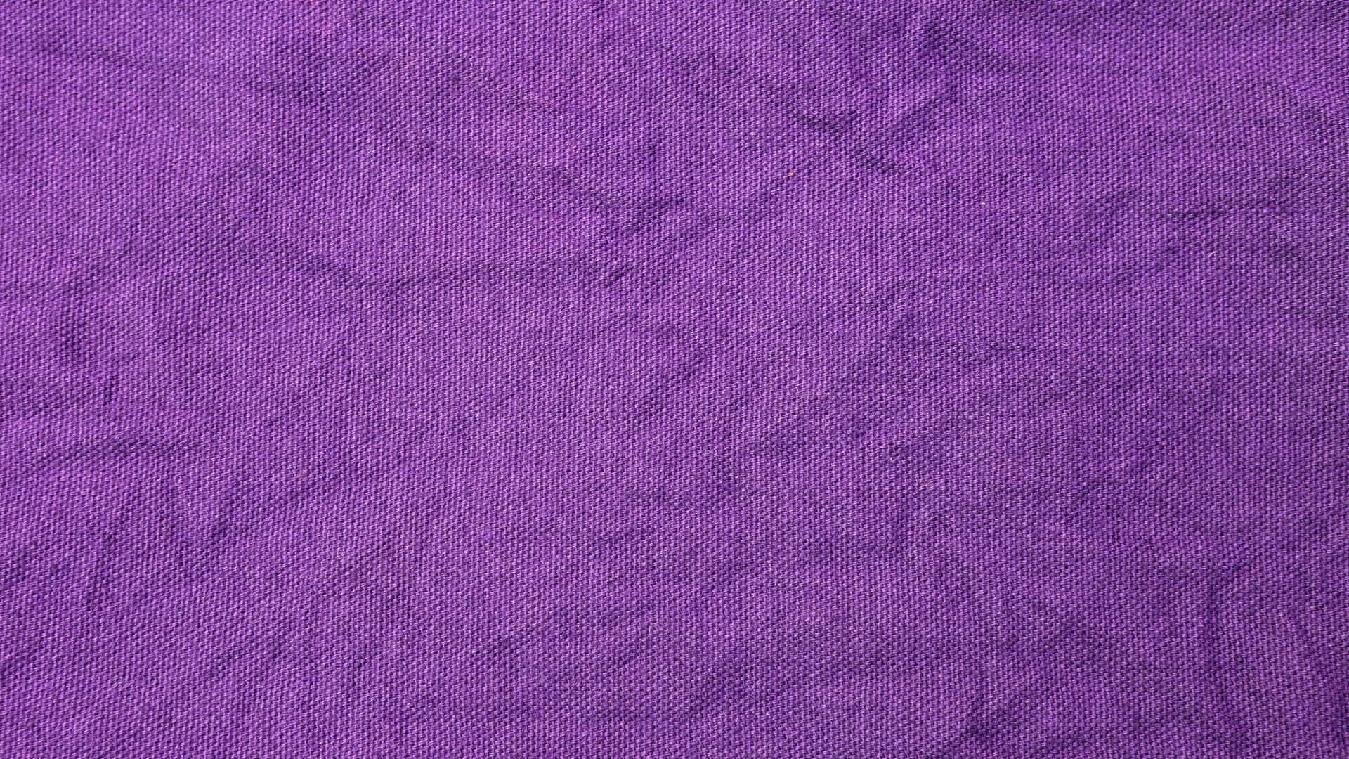 Pretty Purple 桌布 壁紙 — 帶有細微皺褶和編織圖案的質感紫色布料特寫。
