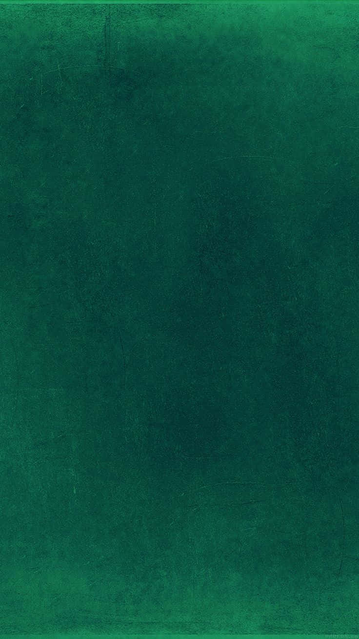 Green Color 桌布 壁紙 — 帶有細微色調變化和輕微表面刮痕的紋理深綠色背景。