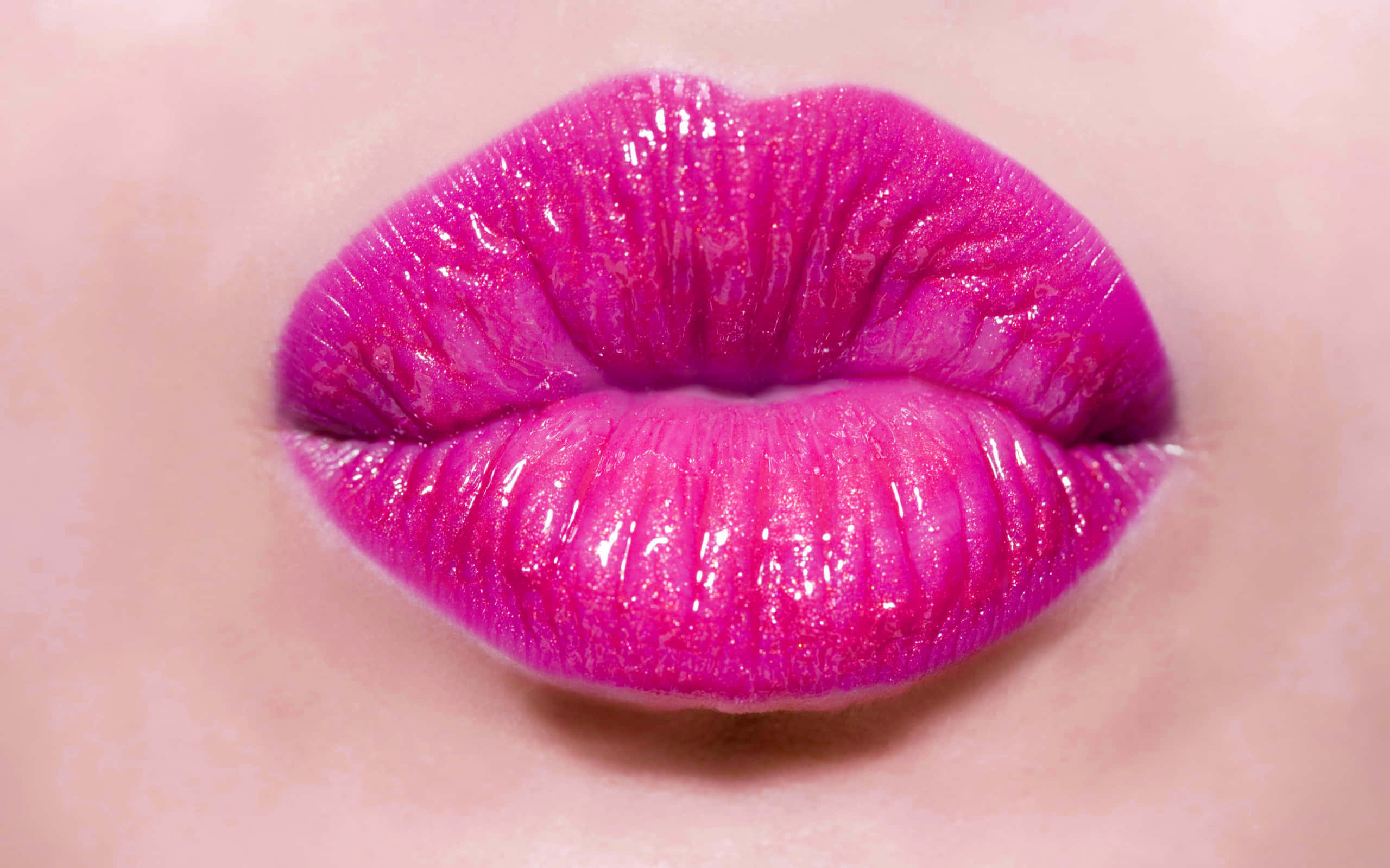 Pink Lips 桌布 壁紙 — 帶有細緻閃粉光澤和自然肌膚質感的亮面洋紅色嘴唇特寫。