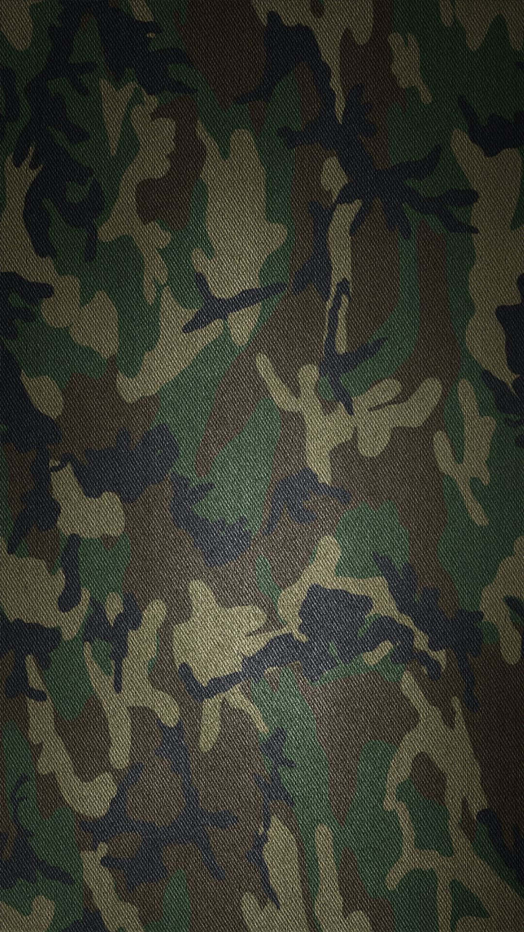 軍隊 桌布 壁紙 — 帶有綠色、棕色和黑色斑點的紋理軍用迷彩布料特寫。